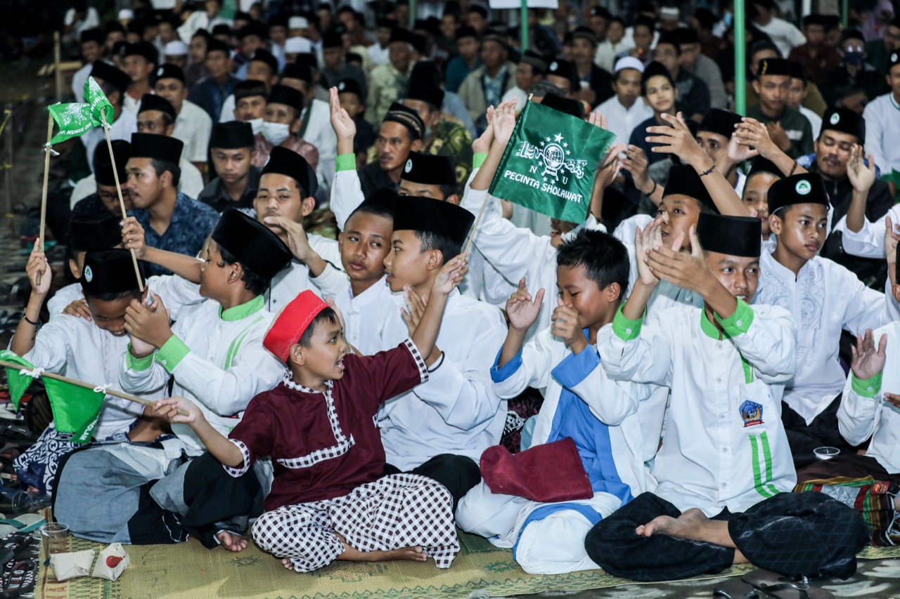 Santri Pesantren Nurul Dholam, Kecamatan Pengasih, Kabupaten Kulon Progo, DIY menggelar gebyar selawat dan doa bersama agar Gubernur Jateng 
