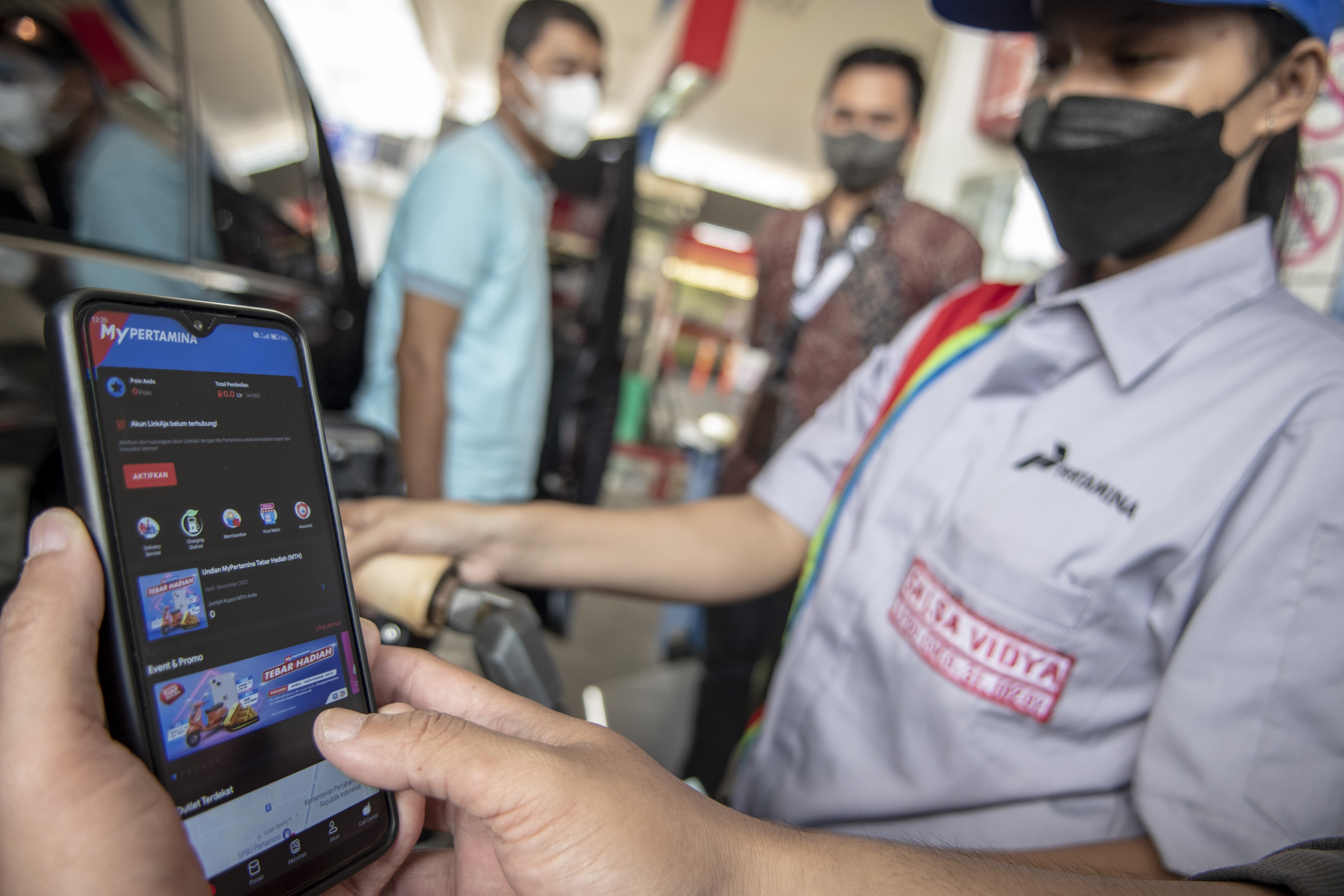 Warga menunjukan aplikasi MyPertamina saat mengisi bahan bakar pertalite di SPBU Pertamina Abdul Muis, Jakarta, Rabu (29/6).