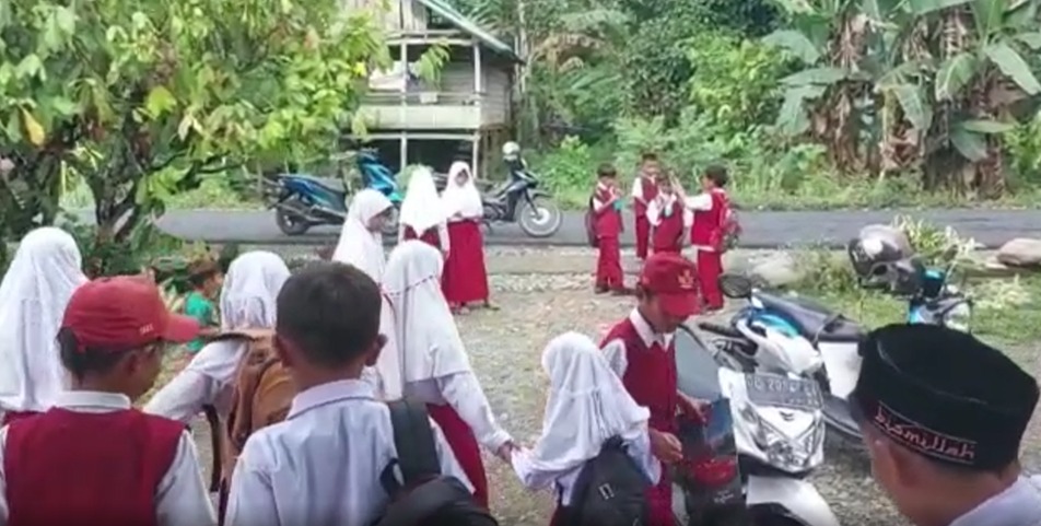 Puluhan Siswa Belajar Beralaskan Lantai Imbas Sekolah Disegel Warga