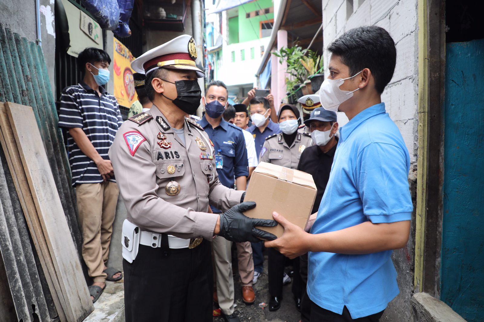 Kapolsek Kalideres yang langsung memberikan bantuan sosial dan baksos kepada warga Rawa Bebek Jakarta Barat yang berprofesi buruh PHK.