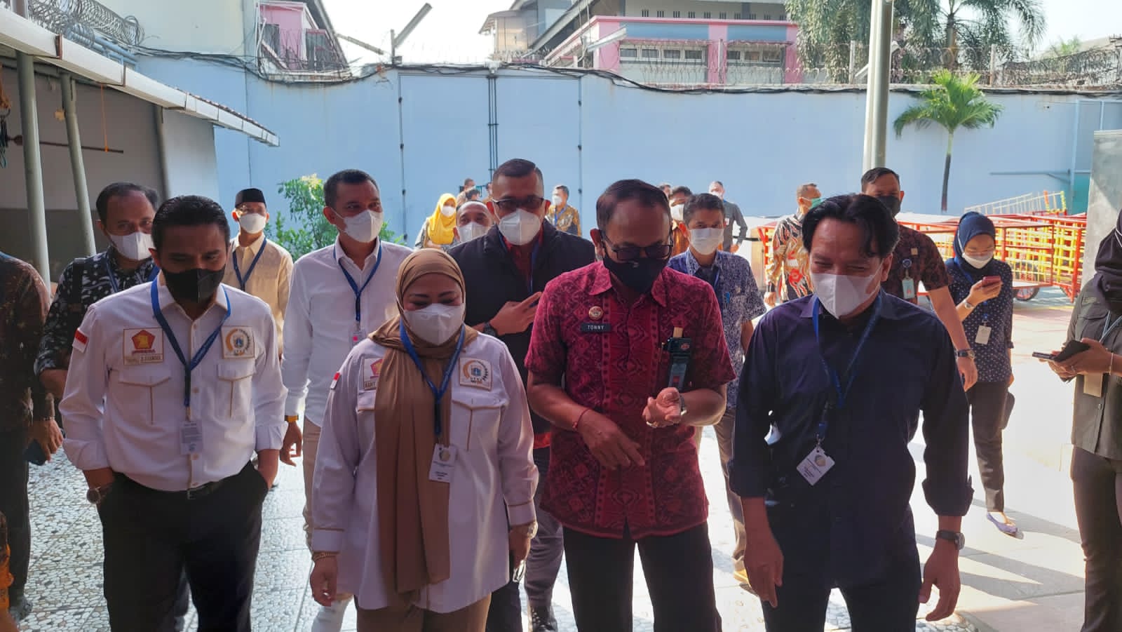 Sambangi Lapas Cipinang, Wakil Ketua DPRD DKI Berikan Bansos