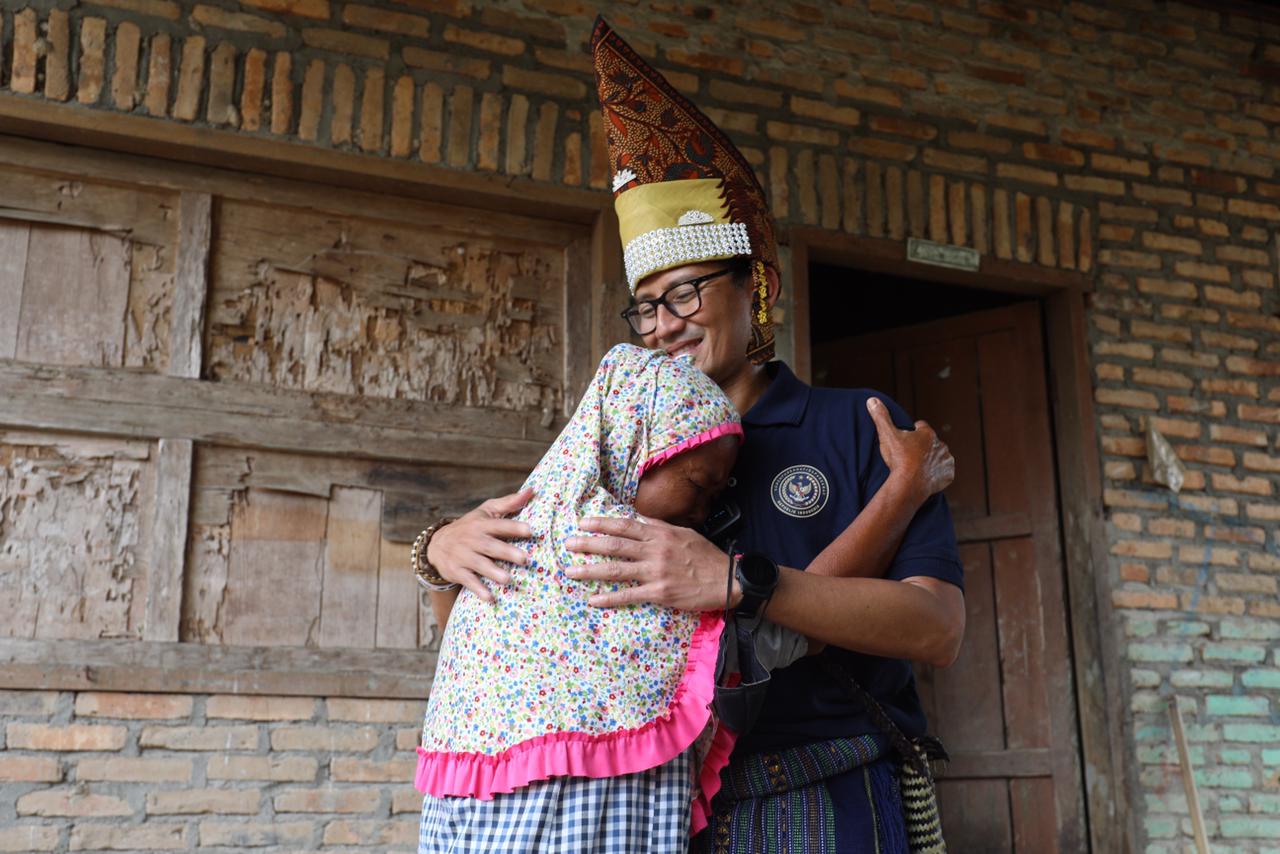 Menparekraf Sandiaga Uno berkunjung ke Desa Wisata Buluh Berduri, Sipispis, Serdang Bedagai, Sumatera Utara, bertemu dengan nenek Ngatemi ya