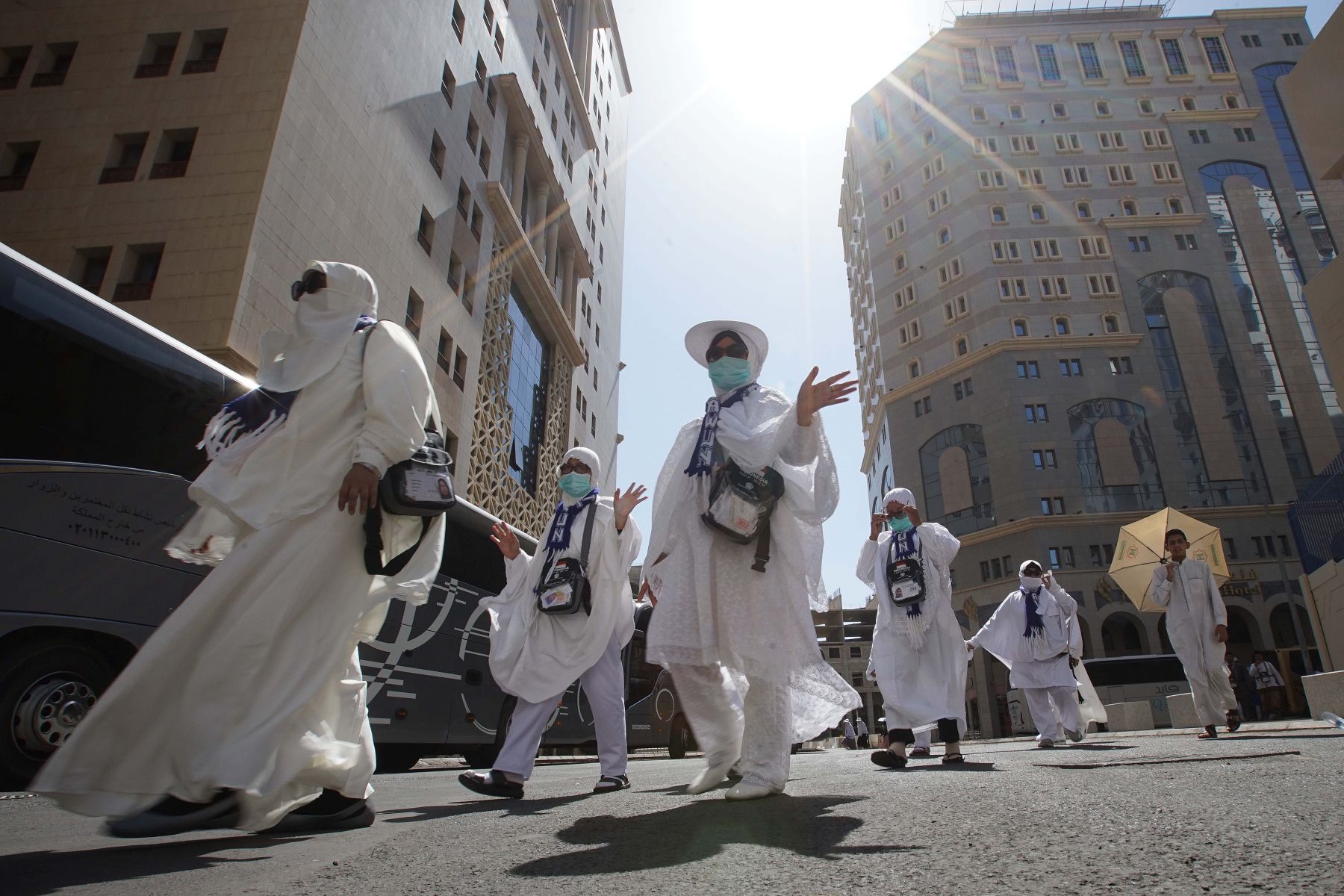 Calon jemaah Haji Indonesia kloter pertama Embarkasi Solo bersiap berangkat menuju Mekkah di Tabah Tower Hotel, Madinah.  
