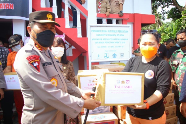 Kapolda Sulawesi Utara Irjen Mulyatno menyerahkan sumbangan untuk korban bencana alam