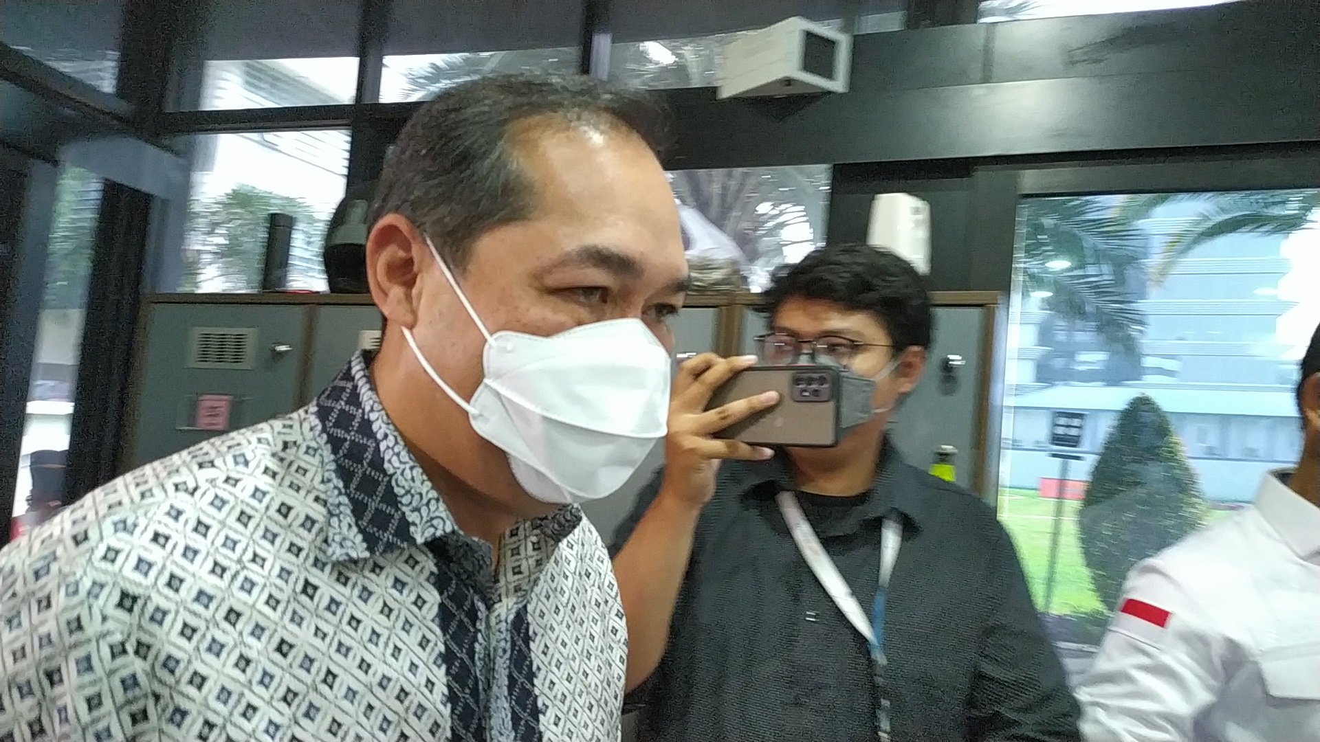 Mantan Mendag M Lutfi datang mengenakan kemeja batik berwarna abu-abu ke Gedung Bundar, Jaksa Agung Muda Bidang Pidana Khusus, Rabu (22/6).