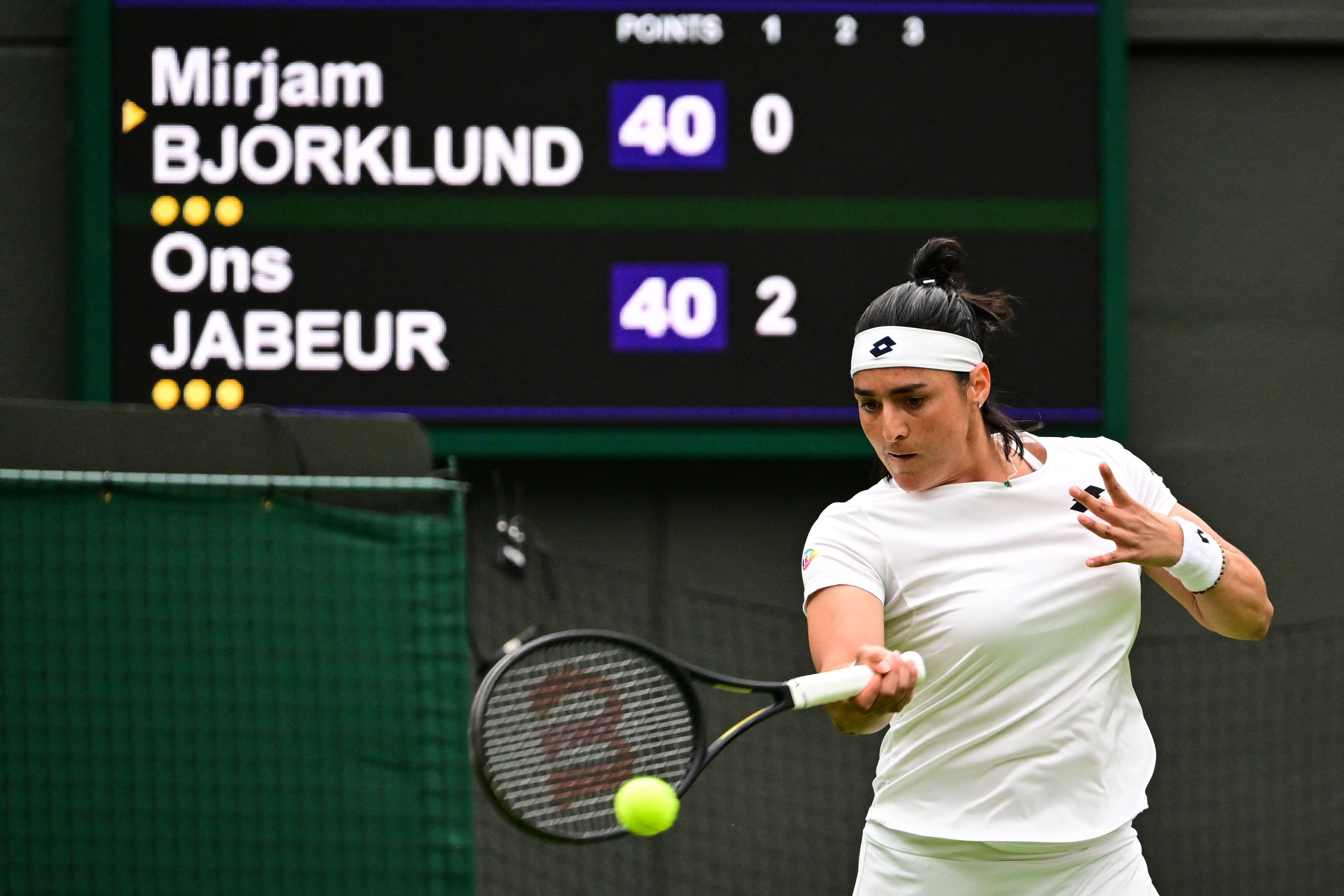 Petenis Tunisia Ons Jabeur yang merupakan unggulan ketiga berhasil lolos ke babak kedua Wimbledon, Senin (27/6).