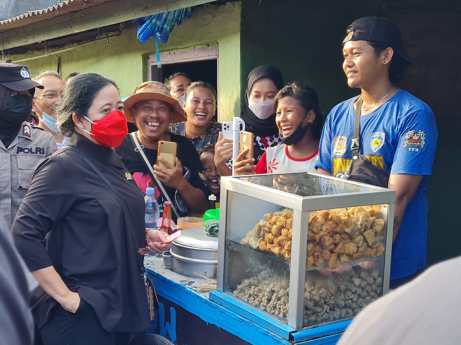 Puan Blusukan Temui Warga Bantaran Rel Kereta di Surabaya