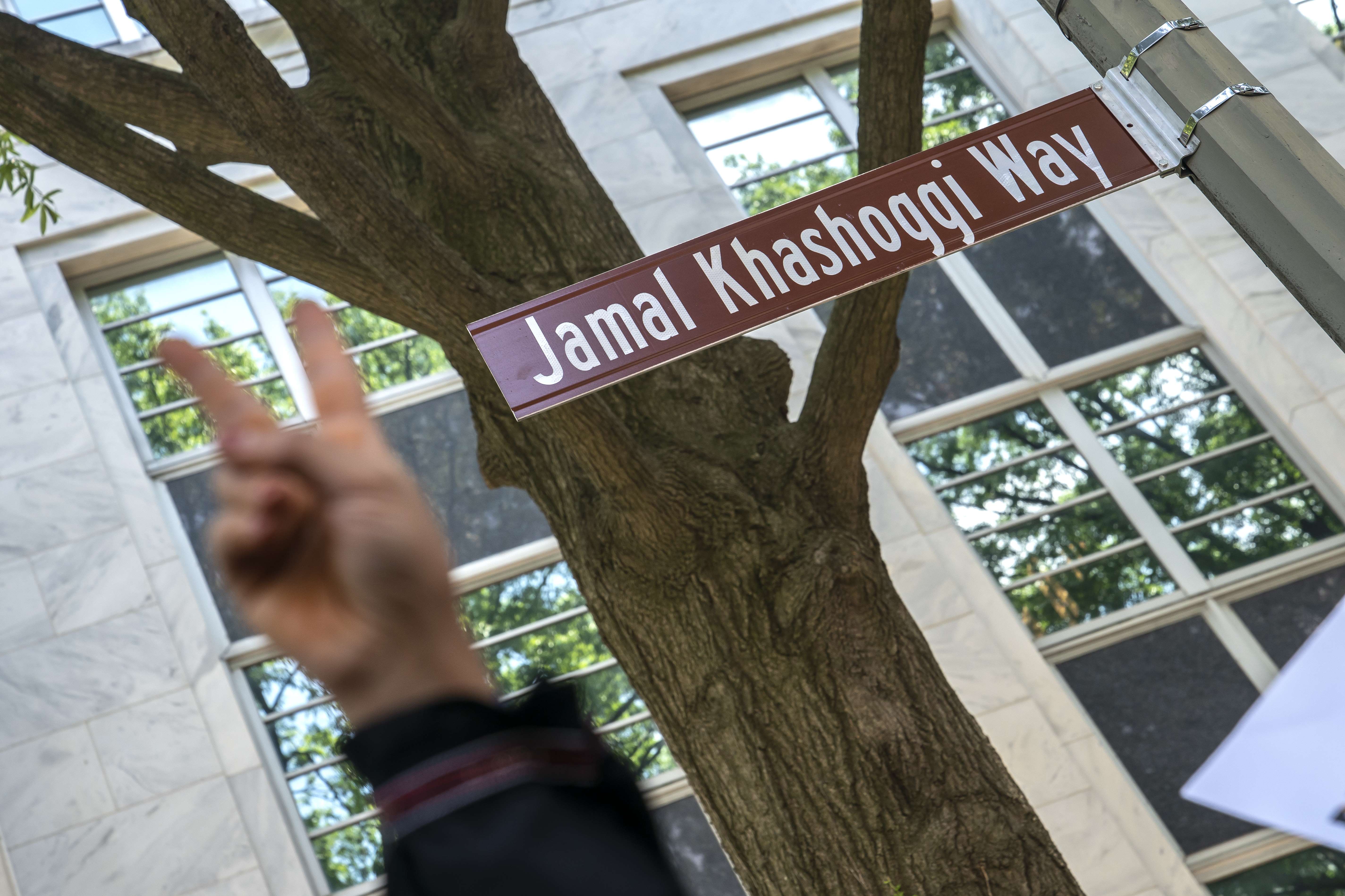 Papan nama jalan bertuliskan Jamal Khashoggi Way terlihat di depan kantor Kedutaan Besar Arab Saudi di Washington.