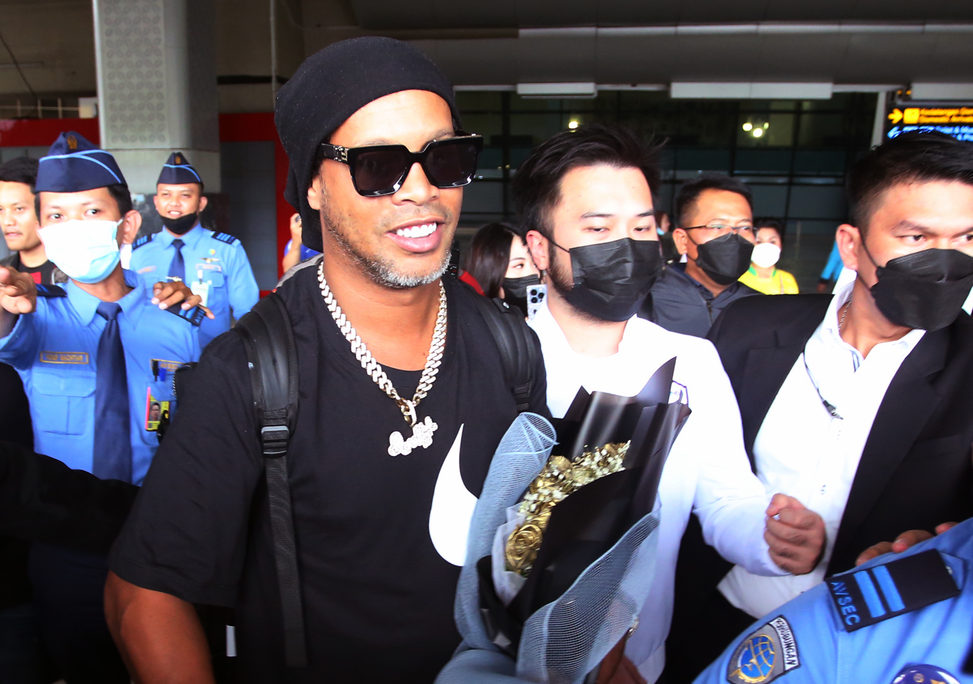  Mantan pesepak bola dunia asal Brasil Ronaldinho 