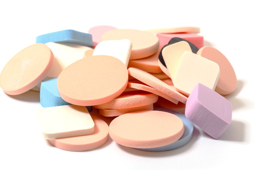 Cuci rutin spons rias Anda untuk menghindari dampak negatif terhadap kulit wajah. 