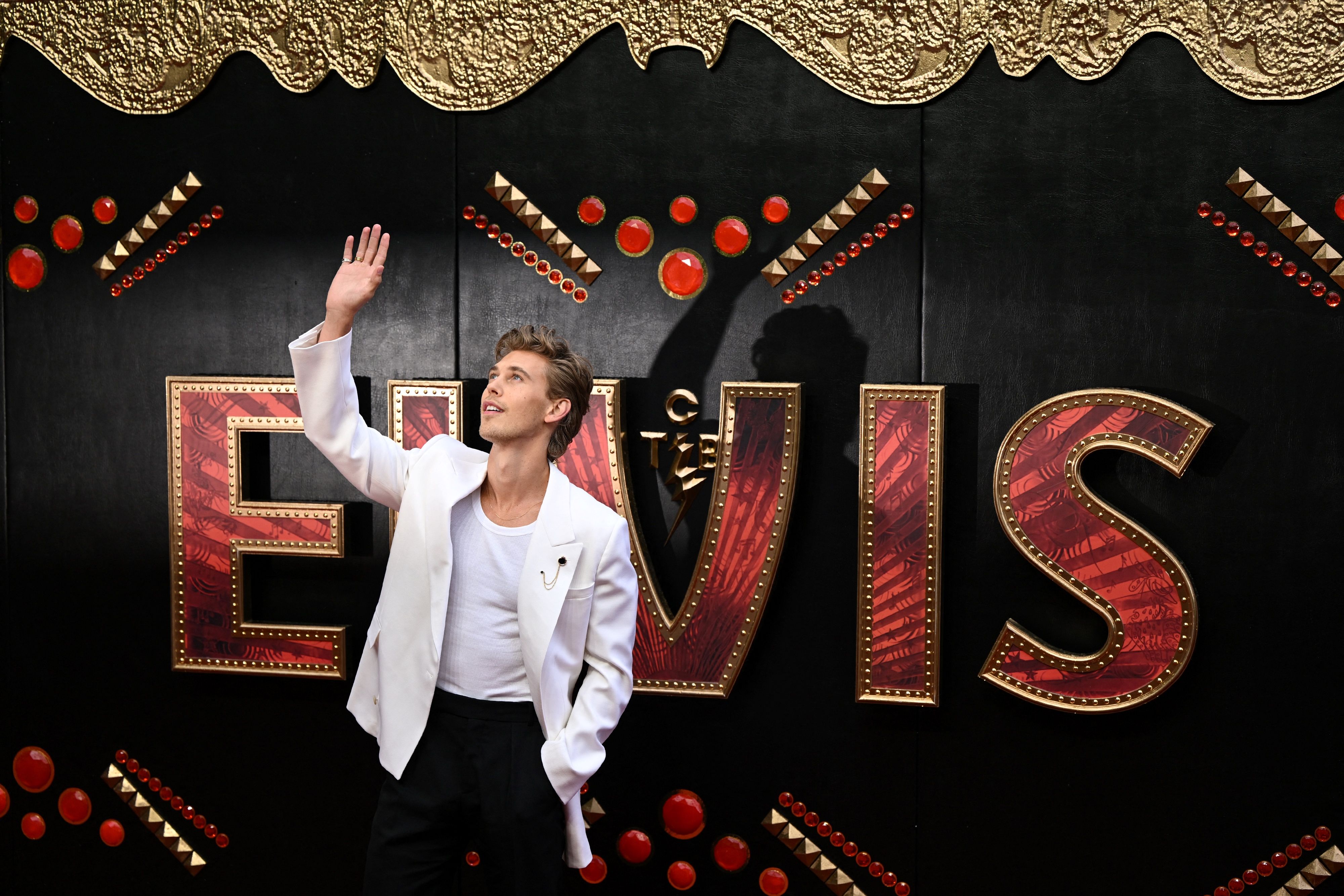 Aktor Austin Butler saat menghadiri pemutaran film Elvis di London, Inggris.