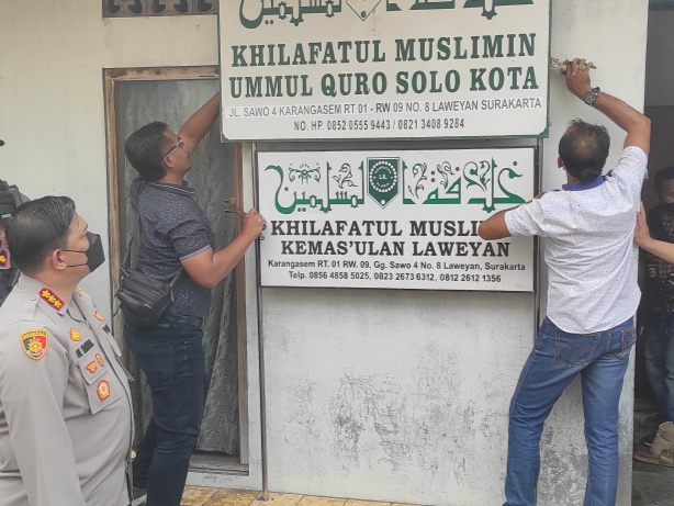 Kapolresta Surakarta Kombes Ade Safri Simanjuntak memimpin pencopotan plang Khilafatul Muslimin di Jalan Sawo 4 Nomor 8 Karangasem, Laweyan.