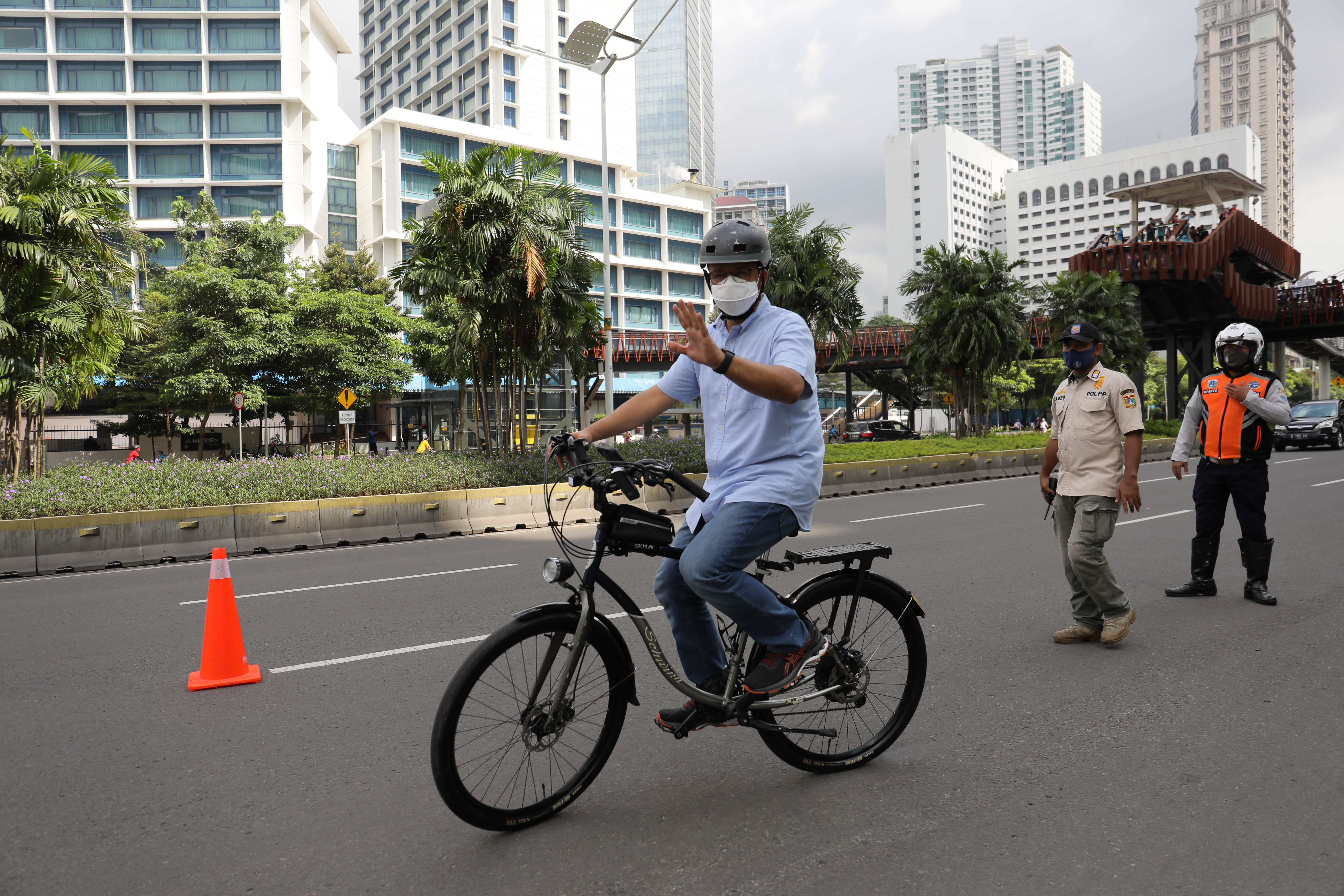 Gubernur DKI Jakarta Anies Baswedan bersepeda di kawasan MH Thamrin-Sudirman.