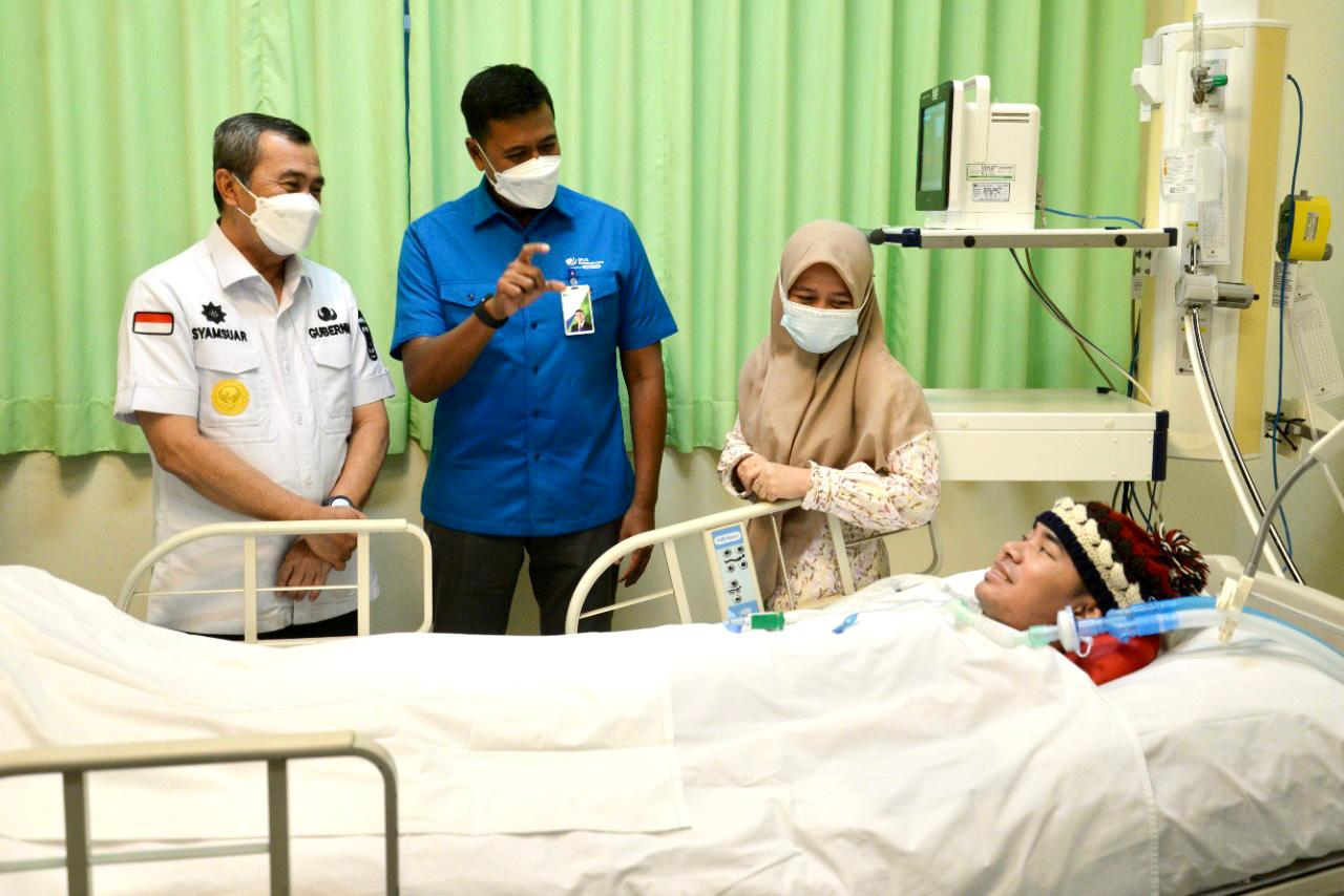 Gubernur Riau Syamsuar (baju putih) dan Dirut BPJS Ketenagakerjaan Anggoro Eko Cahyo membesuk Prantino di ICU RS Eka Hospital, Pekanbaru, Ri
