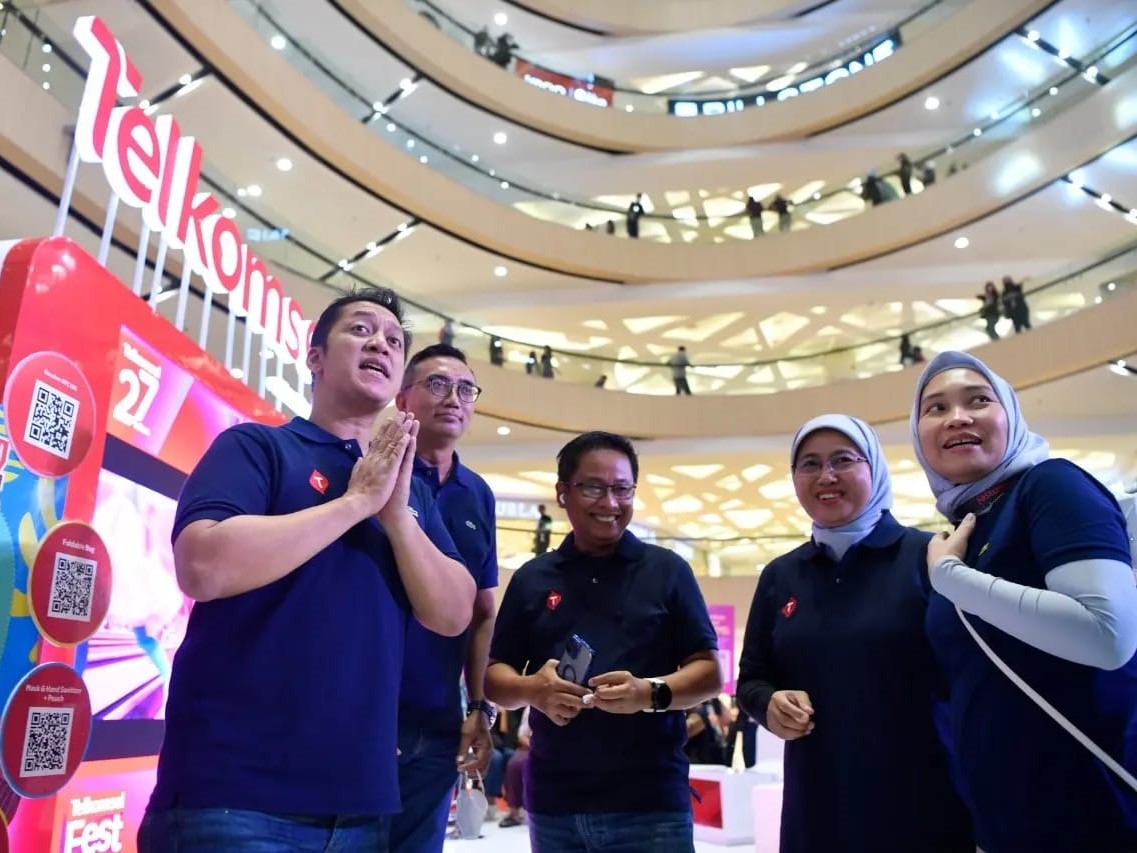 Kiri-kanan: Adiwinahyu B Sigit bersama Executive Vice President East Area Jawa Bali Andri Wibawanto dan EVP Telkom Regional V Djatmiko.