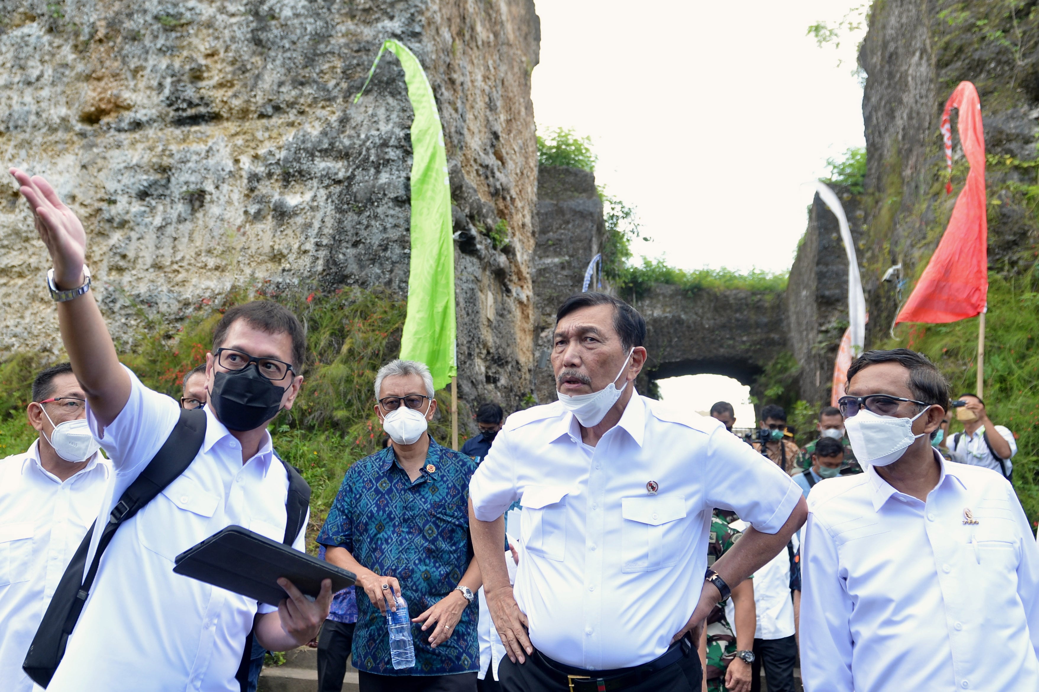  Menko Bidang Kemaritiman dan Investasi Luhut Binsar Pandjaitan (kedua kanan)