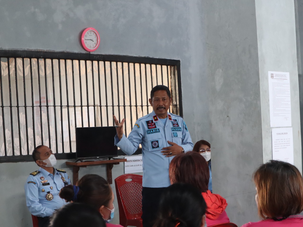 Kepala Kanwil Kementerian Hukum dan HAM Haris Sukamto di tengah petugas dan warga binaan LP Perempuan Manado