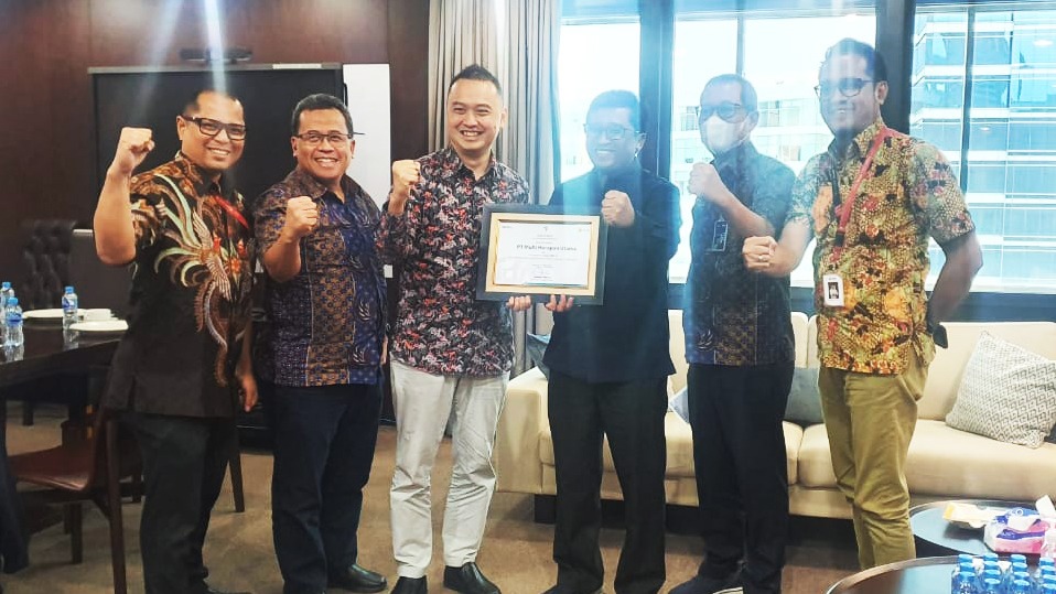 Pemberian penghargaan dari Direktur Energi Primer PLN, Hartanto Wibowo pada Division Head Marketing, Trading and Logistics MMSGI, Edmund Tan