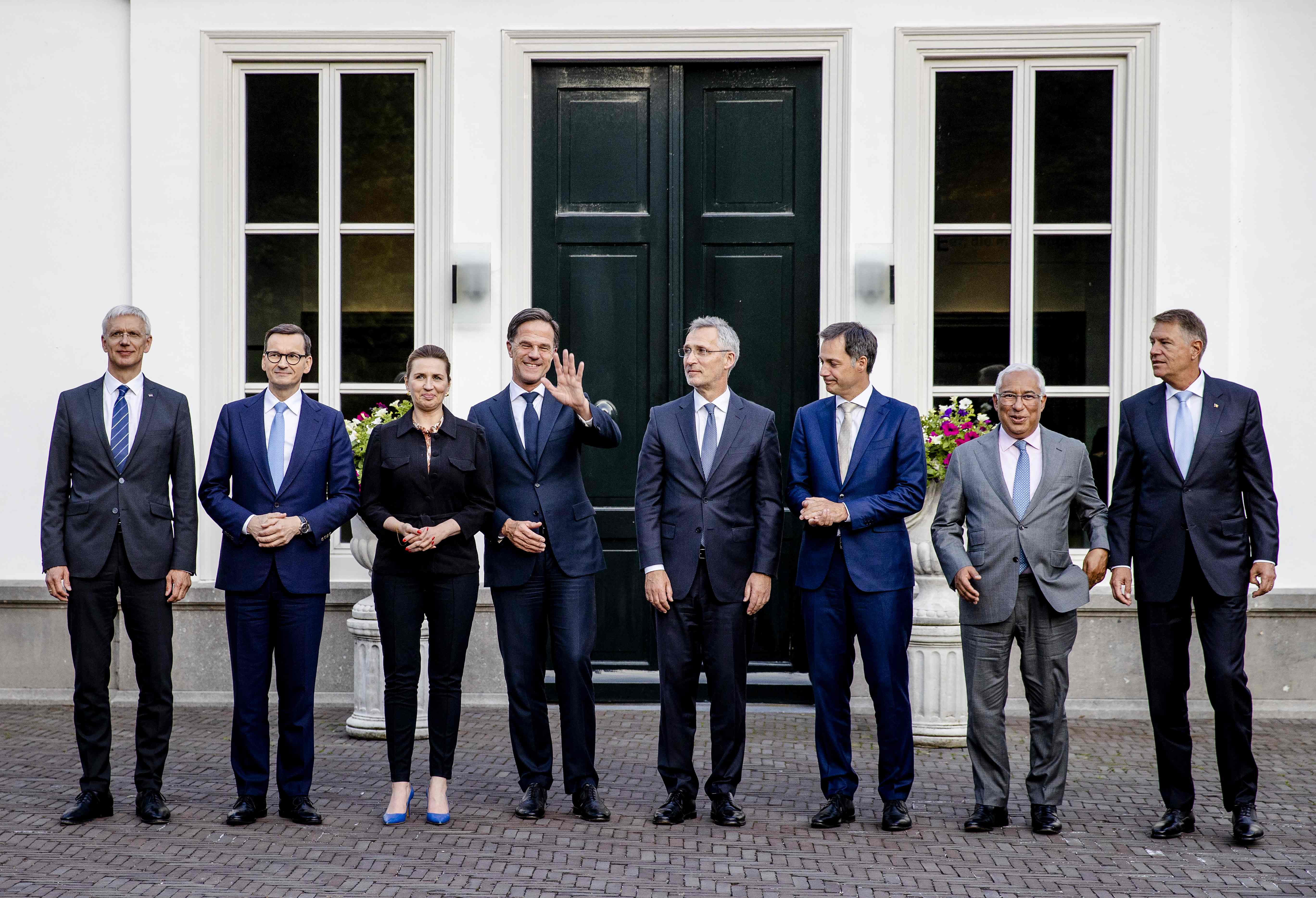 Para pemimpin negara dari anggota NATO bertemu dan berpose di Den Haag, Belanda, Selasa (14/6) jelang KTT NATO di Madrid, Spanyol. 