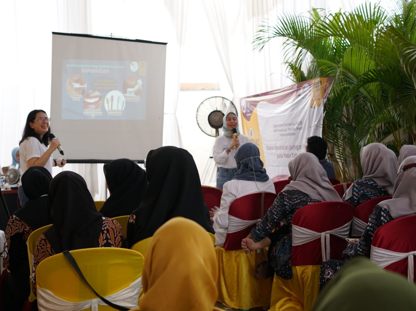 Kegiatan edukasi kesehatan gigi dan gusi bagi ibu hamil yang digelar FKG UI