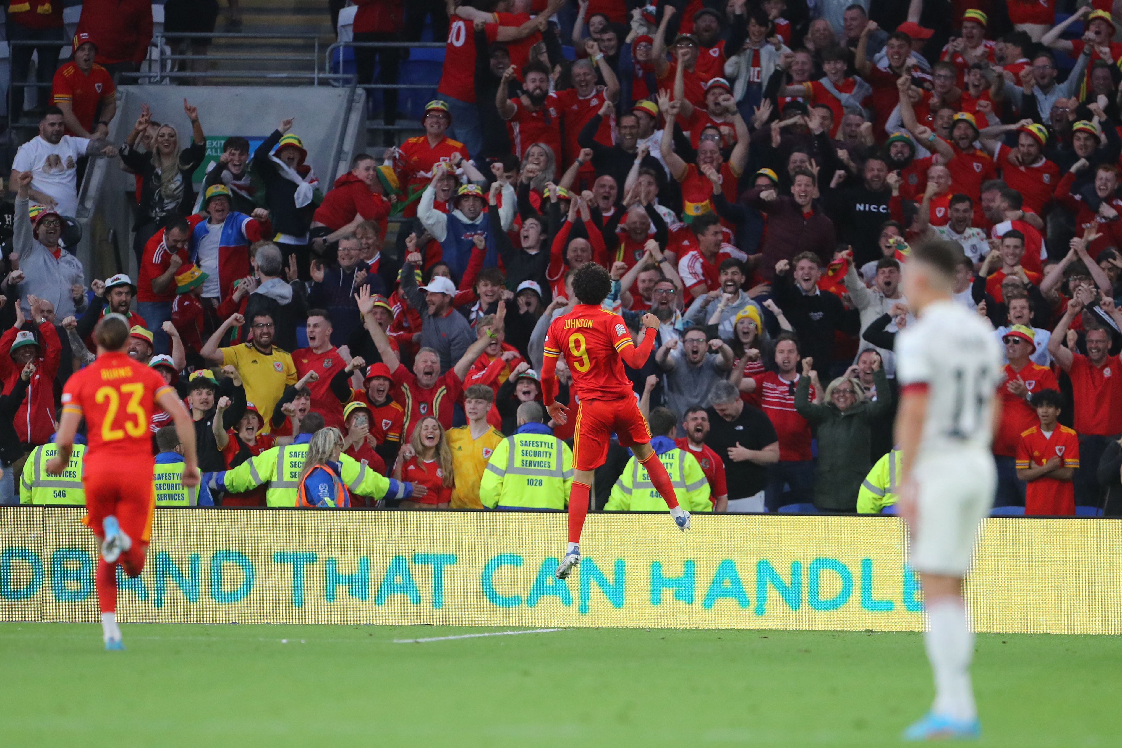 Gelandang Wales Brennan Johnson melakukan selebrasi usai mencetak gol ke gawang Belgia di laga Liga Negara UEFA.