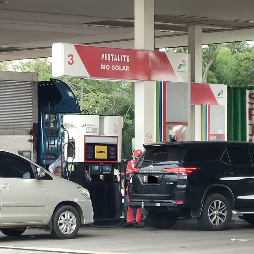 Masih ditemui mobil mewah mengisi BBM bersubsidi