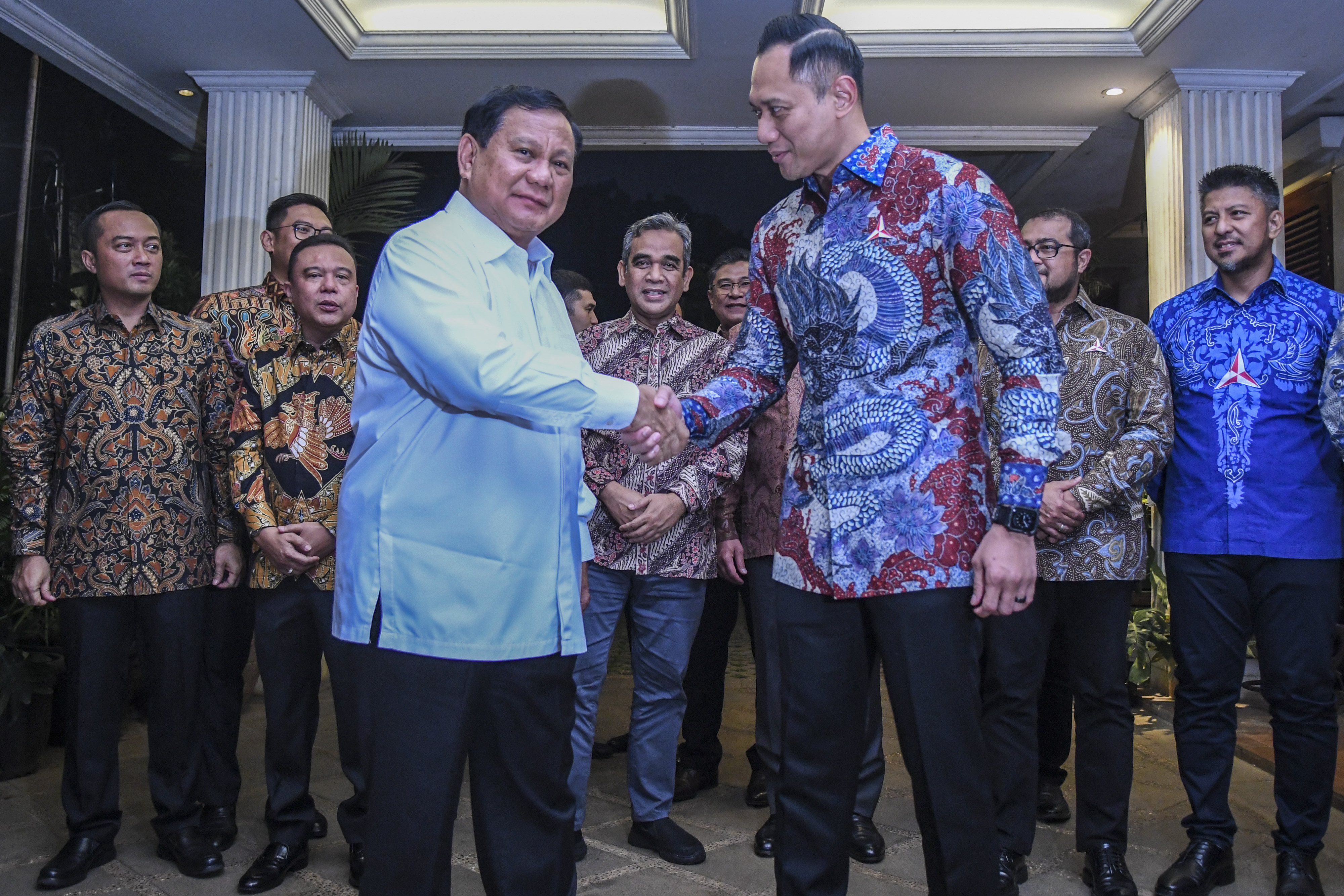  Ketua Umum Partai Gerindra Prabowo Subianto (kiri) berjabat tangan dengan Ketua Umum Partai Demokrat Agus Harimurti Yudhoyono