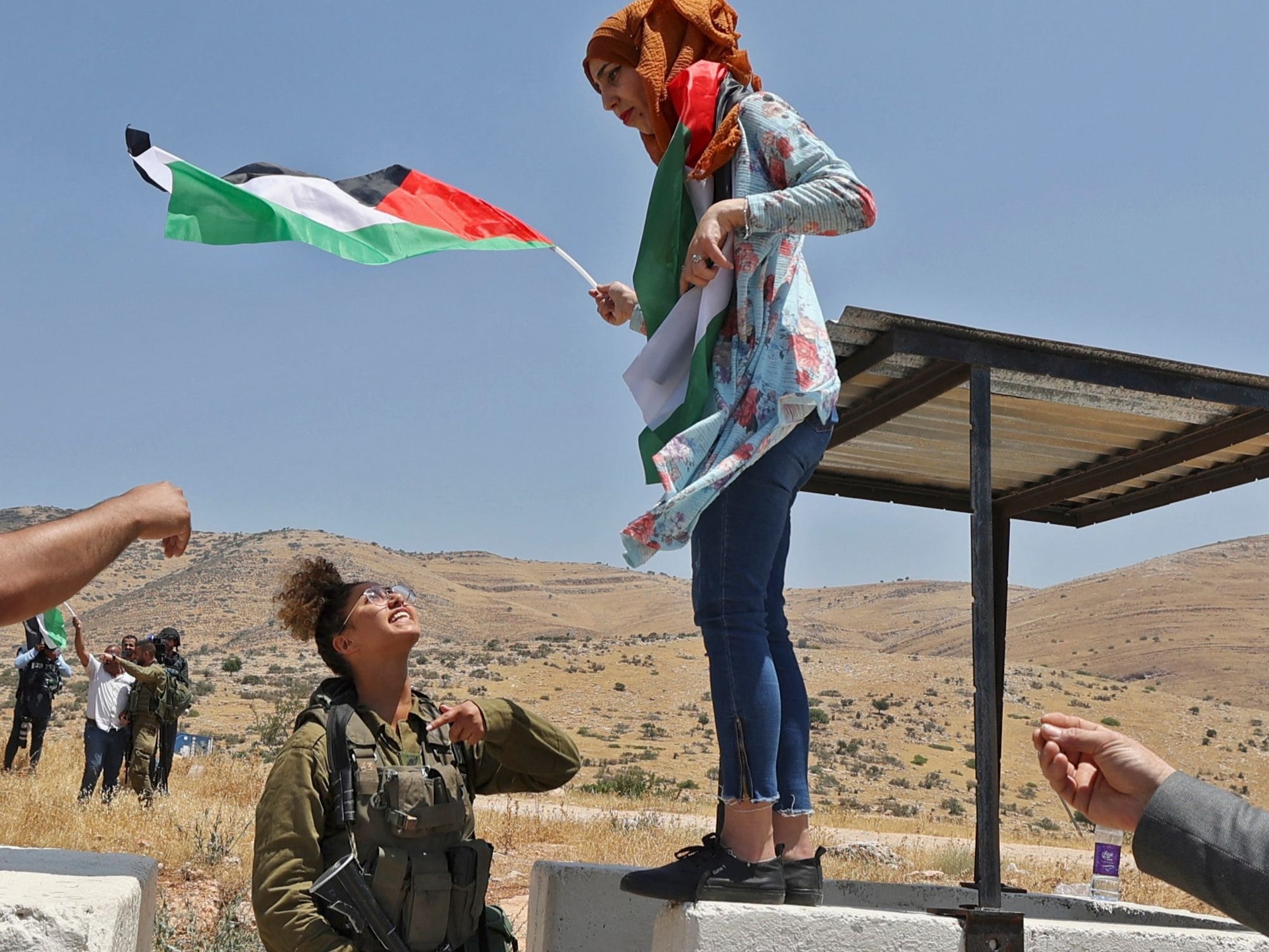 Demonstran Palestina mengibarkan bendera nasional di kota Tubas pada 6 Juni 2022.