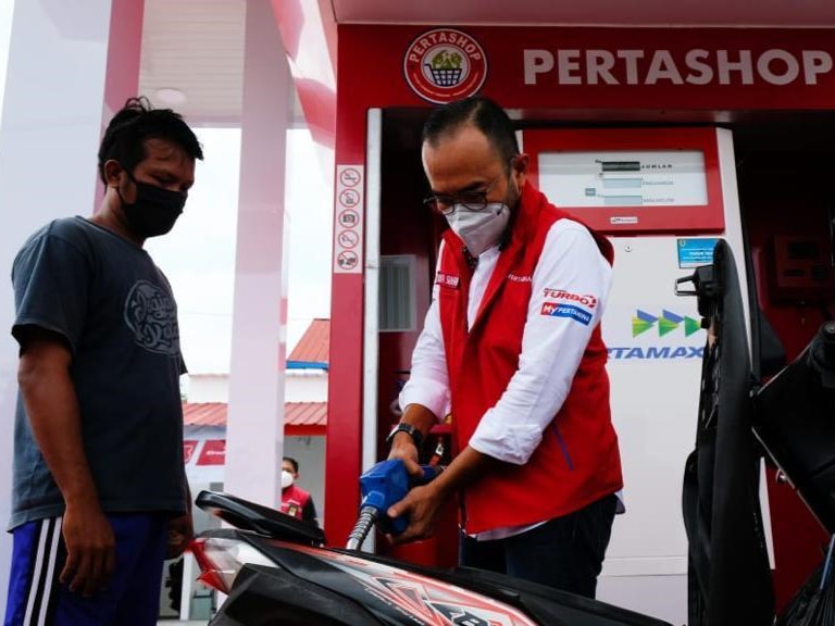 Petugas Pertashop sedang melayani konsumen.