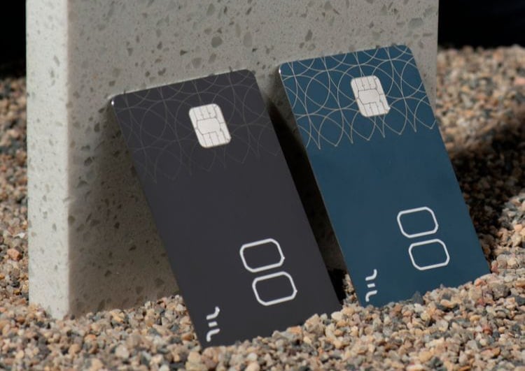 Ilustrasi kartu pembayaran keuanga berbahan logam