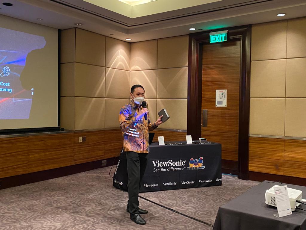 Pada konferensi pers, Rabu (29/6) di Jakarta, Eko Handoko, Country Manager of ViewSonic Indonesia, menjelaskan LED Projector terbaru.