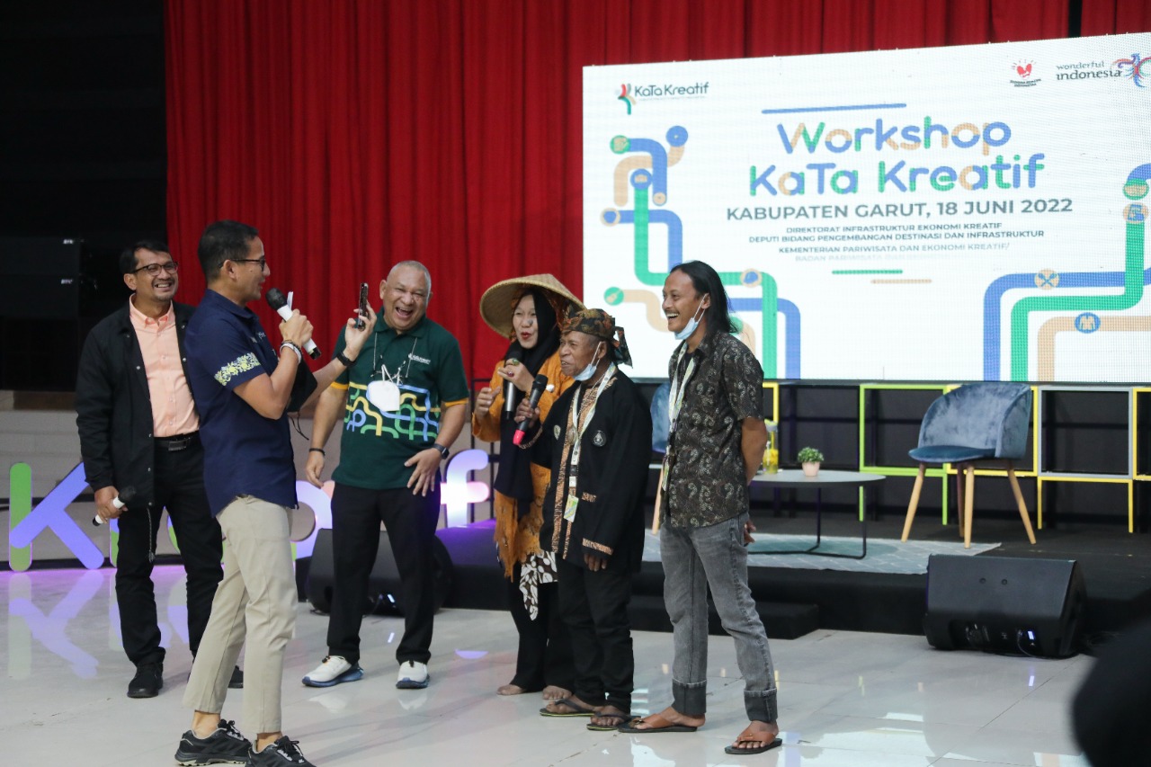 Menparekraf Sandiaga Uno membuat vlog bersama Entoh Solihin, seorang pelaku seni jibrut sebagai upaya publikasi sekaligus promosi kesenian j