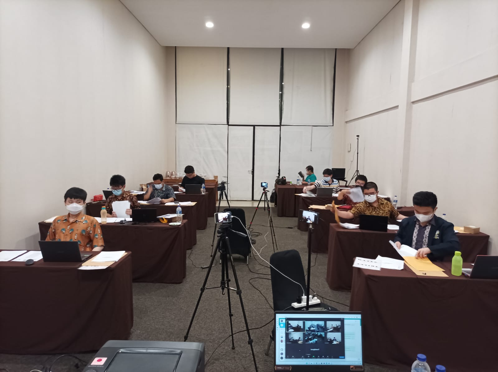 Para pelajar mengikuti Asian Physics Olympiad ke-22 secara daring. 