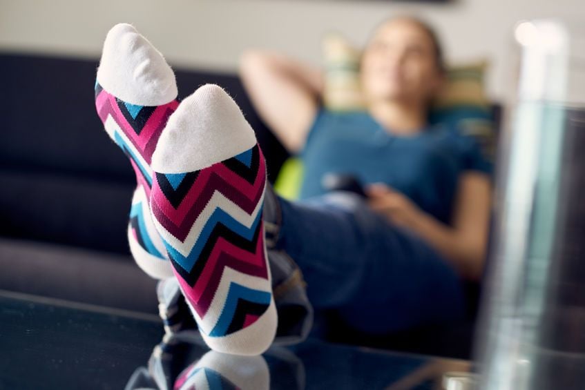 KAUS KAKI ELASTIS: Bisa mengurangi risiko bengkak di area tungkai, nyeri atau kram, serta kesemutan.