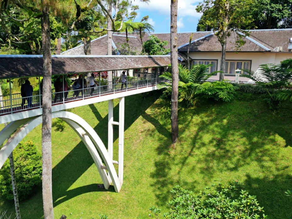 Jembatan Persahabatan yang Wisma Merdeka yang dihuni oleh Presiden RI dan Wisma Negara yang diperuntukkan para kepala negara sahabat.