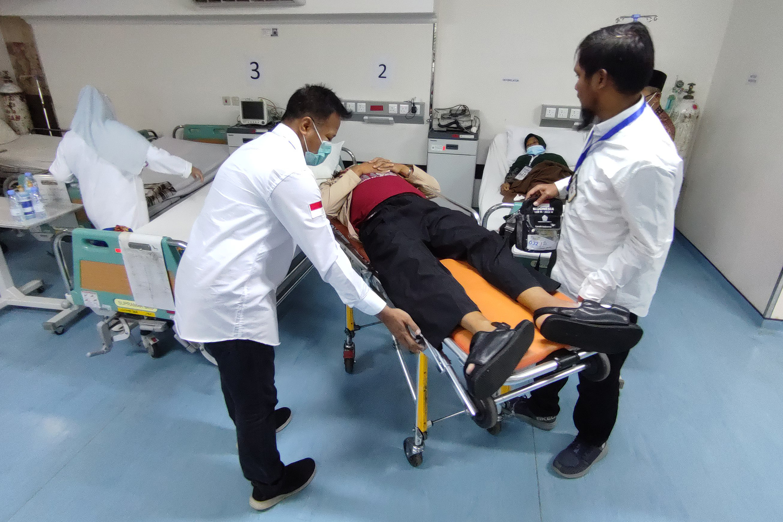 Ilustrasi penanganan pasien oleh tim medis