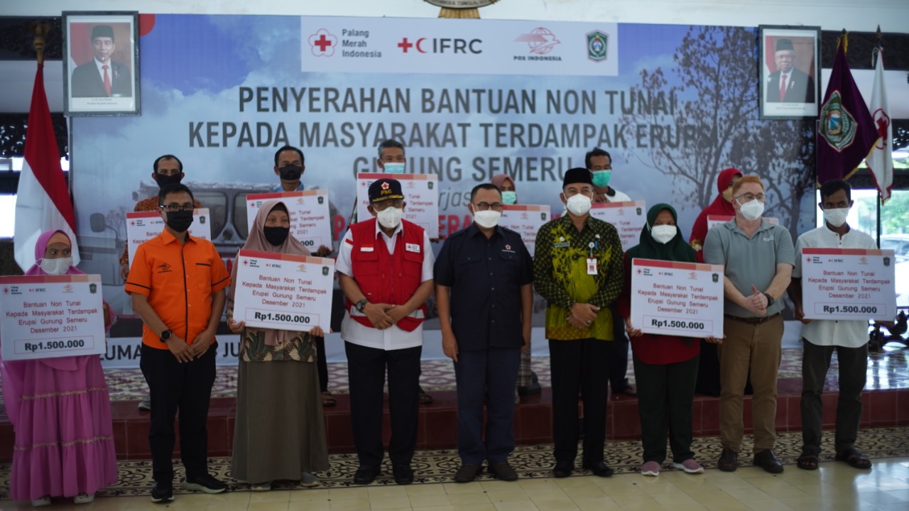 PMI, Pos Indonesia dan IFRC serahkan Bantuan Non Tunai (BNT) kepada 1.650 kepala keluarga terdampak Erupsi Gunung Semeru, di Pendopo Ar