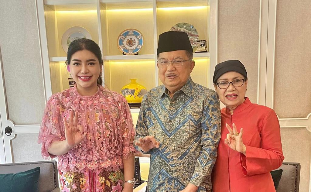 Presiden WOCPM Prof. dr. Deby Vinski, MSc, PhD, (kiri) bertemu Wakil Presiden ke-10 dan ke-12 RI, Jusuf Kalla, berserta istri.   