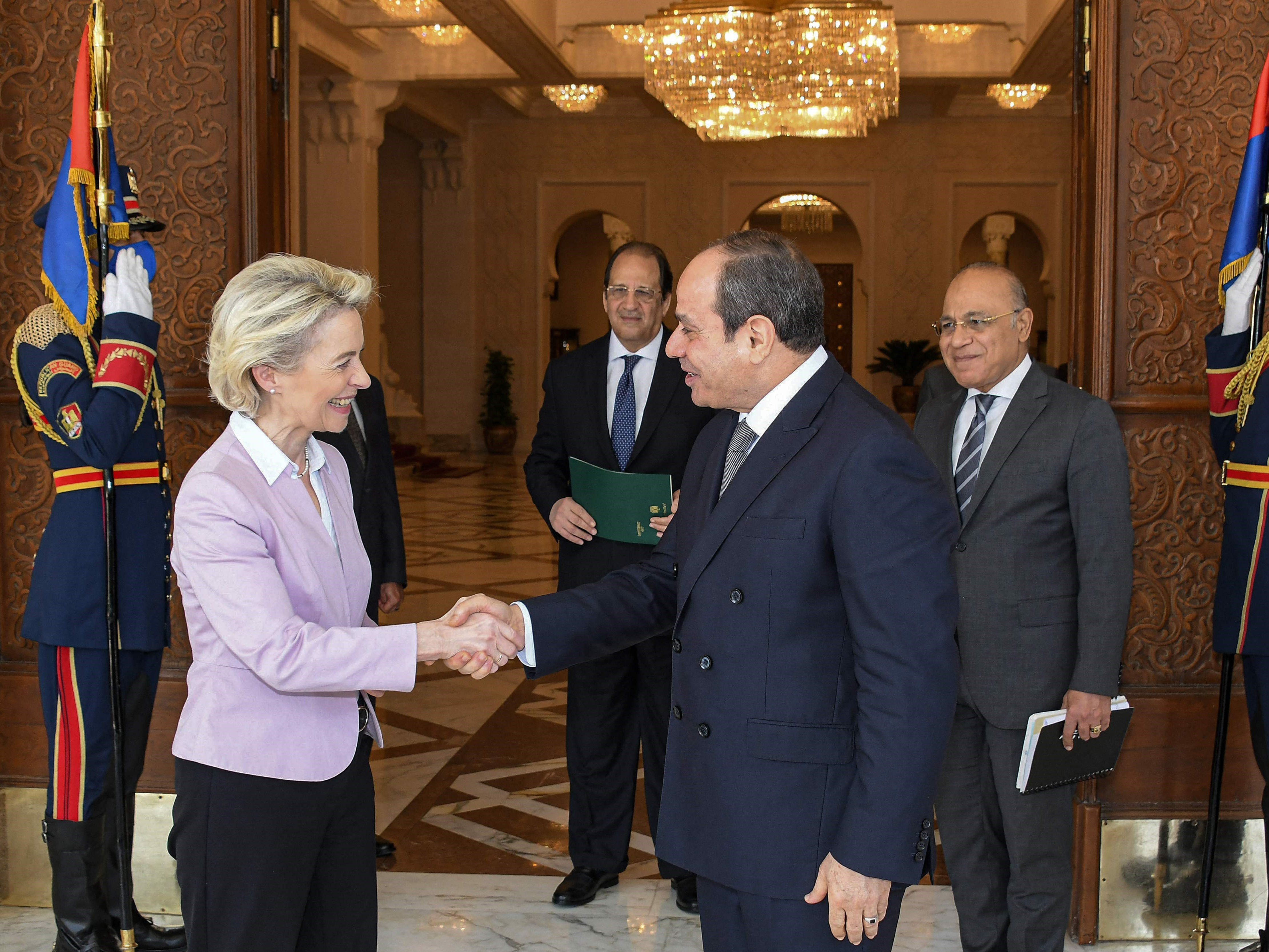 Presiden Abdel Fattah al-Sisi (tengah) bertemu dengan Presiden Komisi Eropa Ursula von der Leyen (kiri) di istana kepresidenan Mesir.