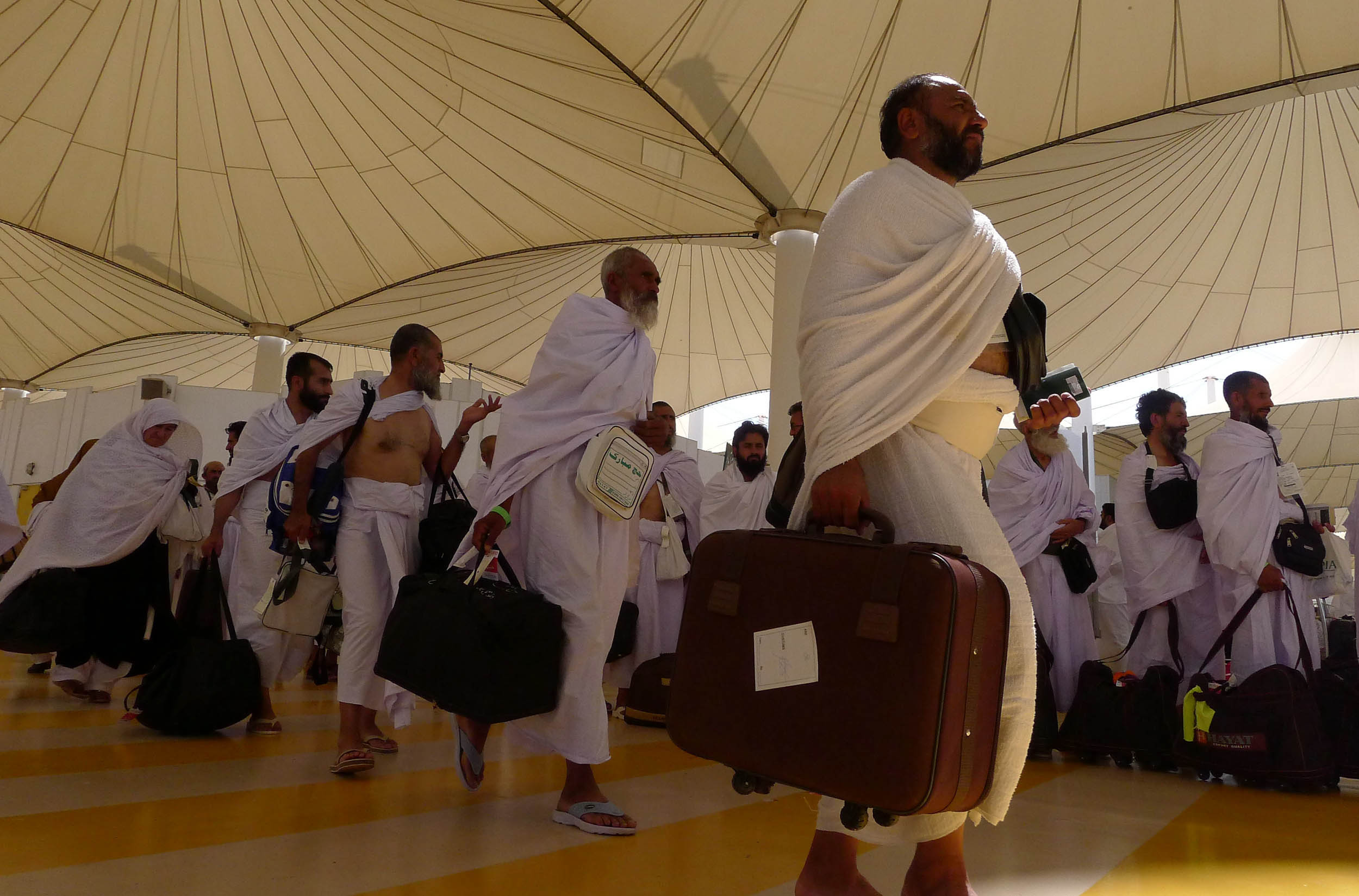 Sejumlah jamaah haji dari Pakistan tiba di Bandara King Abdul Aziz, Jeddah, Arab Saudi.