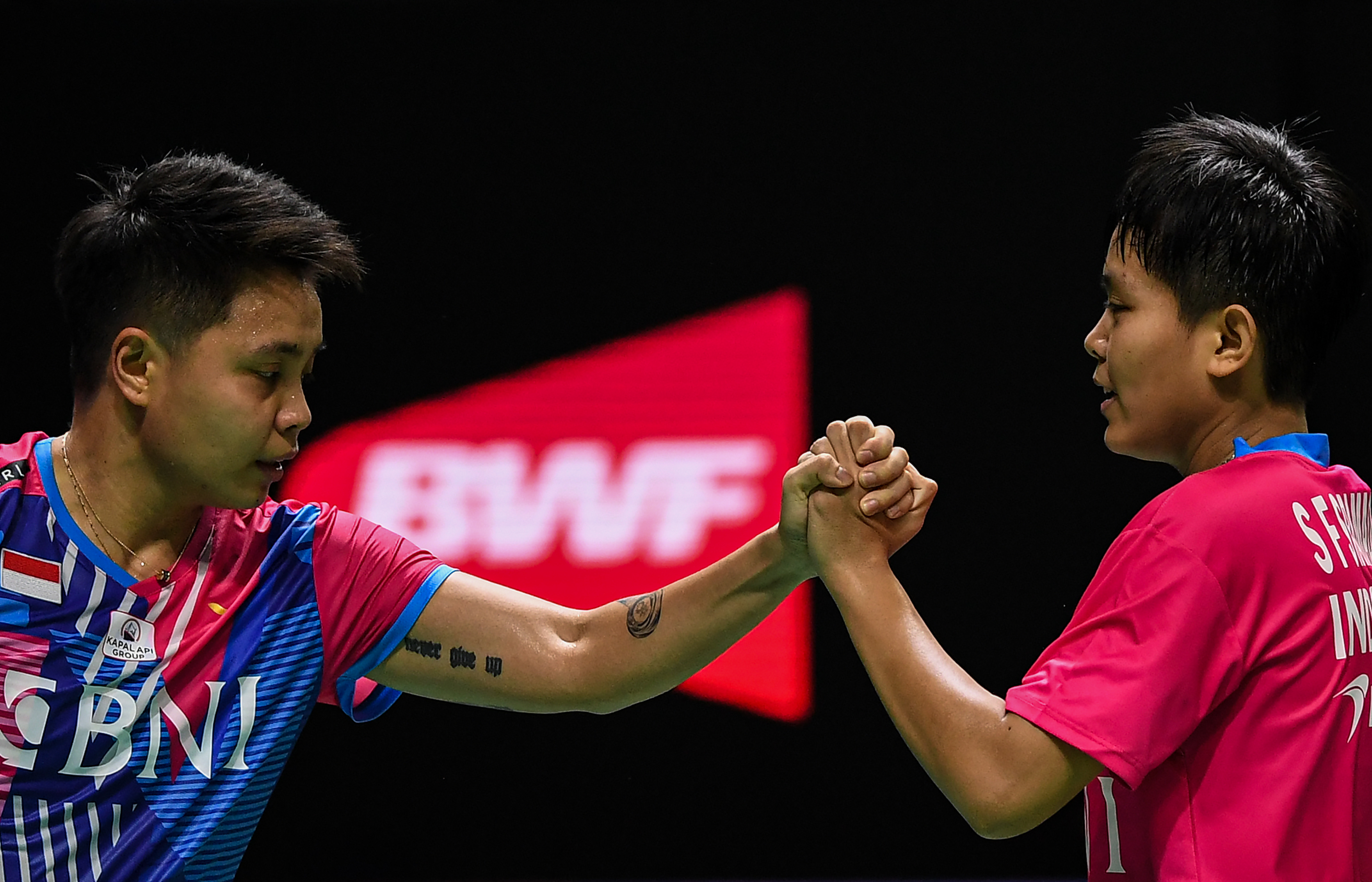Pebulu tangkis Apriyani Rahayu bergenggaman tangan dengan Siti Fadia di Indonesia Terbuka.