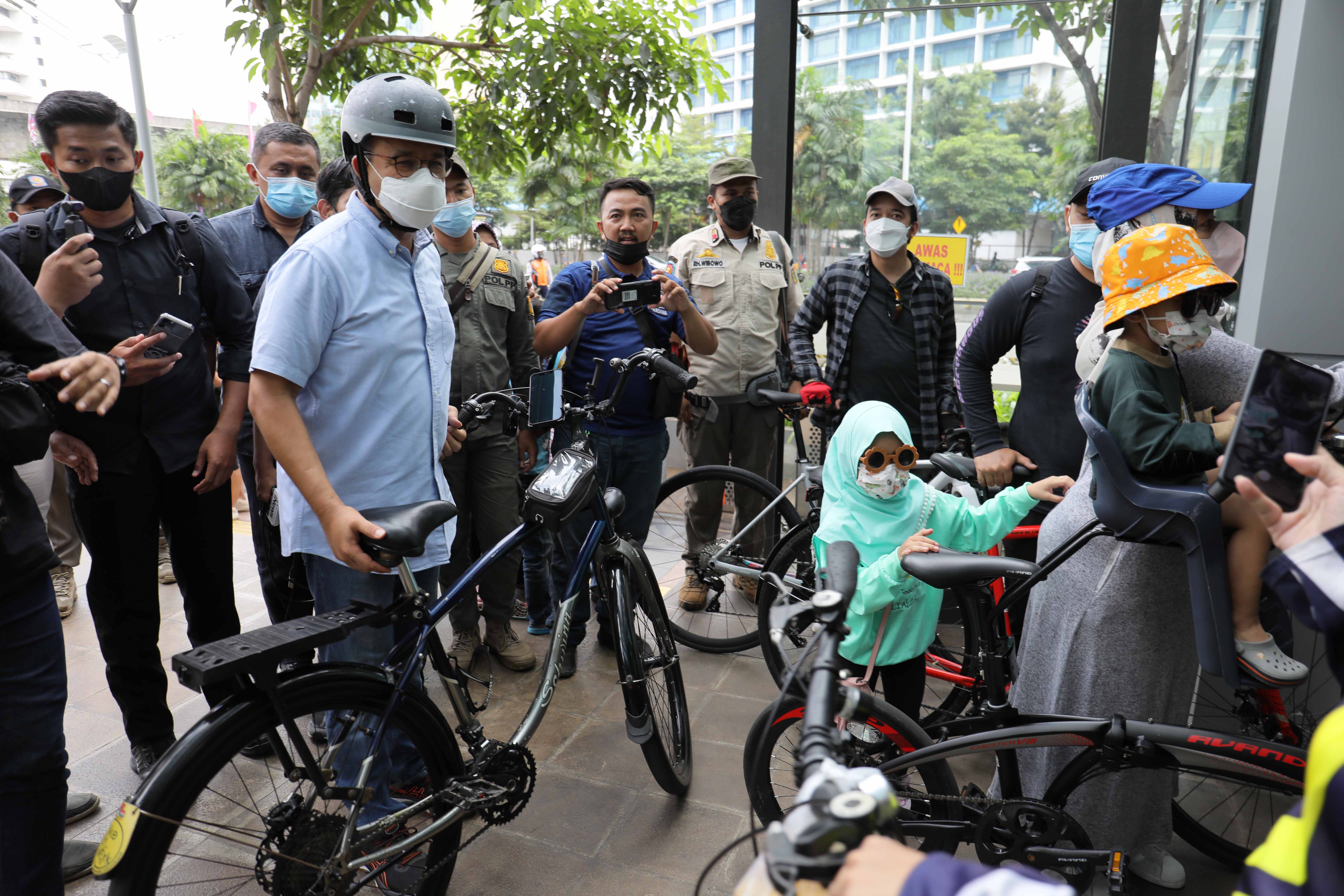 Gubernur DKI Jakarta Anies Baswedan menggunakan sepeda melintasi kawasan MH Thamrin-Sudirman, Jakarta, Minggu (13/3/2022).