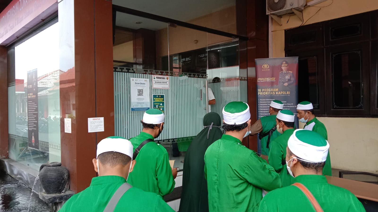Pengurus Khilafatul Muslimin saat akan menjalani pemeriksaan di Ditreskrimsus Polda Jatim.