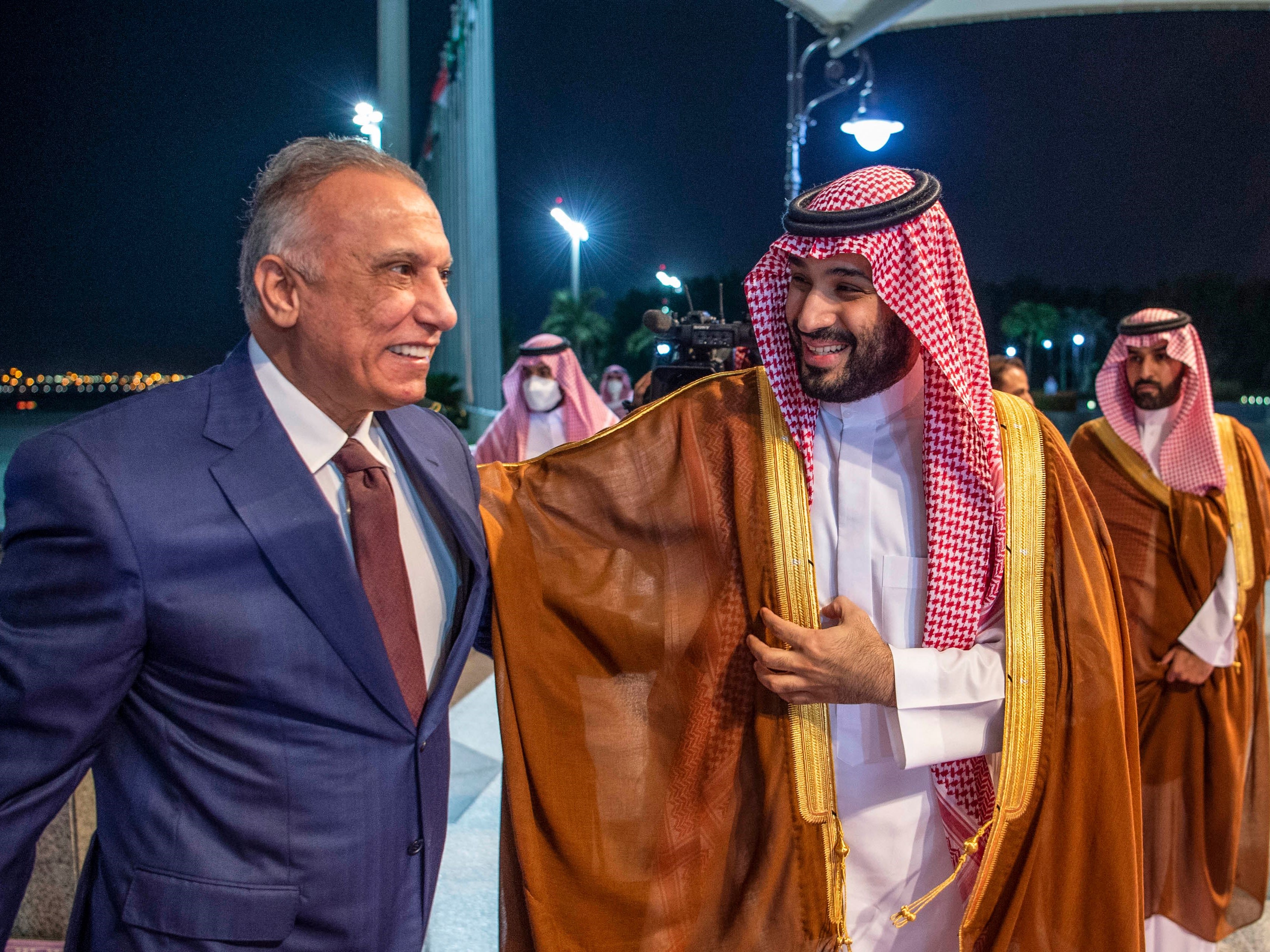 Putra Mahkota Saudi Mohammed bin Salman menerima Perdana Menteri Irak Mustafa al-Kadhimi di bandara kota Jeddah, Saudi, Minggu (26/6).