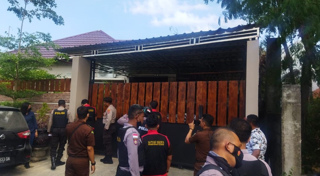 Kejaksaan Negeri Kabupaten Kupang, NTT menyita sejumlah aset milik tersangka kasus korupsi proyek sistem penyediaan air minum.