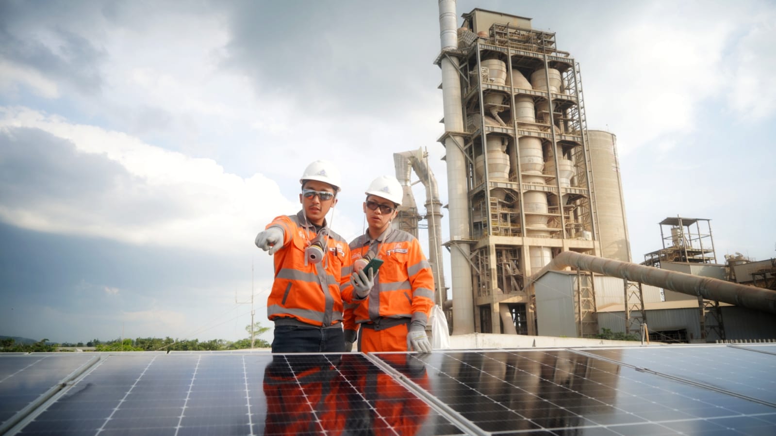 Dua pekerja PT Semen Gresik memeriksa pembangkit listrik tenaga surya di Pabrik Rembang