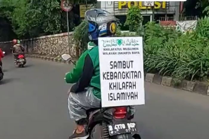 Tangkapan layar rombongan pengendara sepeda motor membawa atribut khilafah saat melintas di Cawang, Jakarta. 