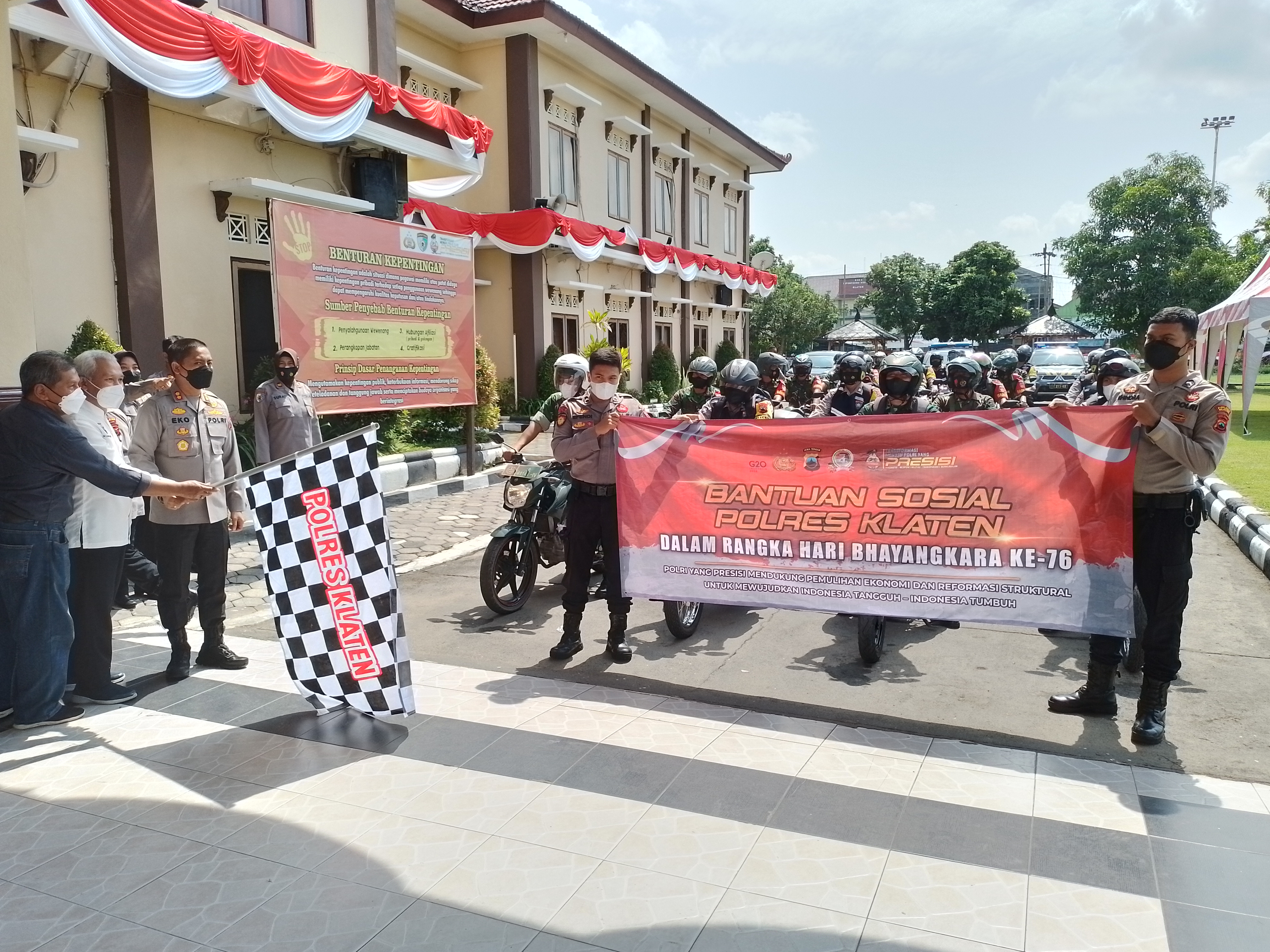 Kapolres Klaten AKB Eko Prasetyo melepas tim yang akan membagikan paket sembako untuk warga