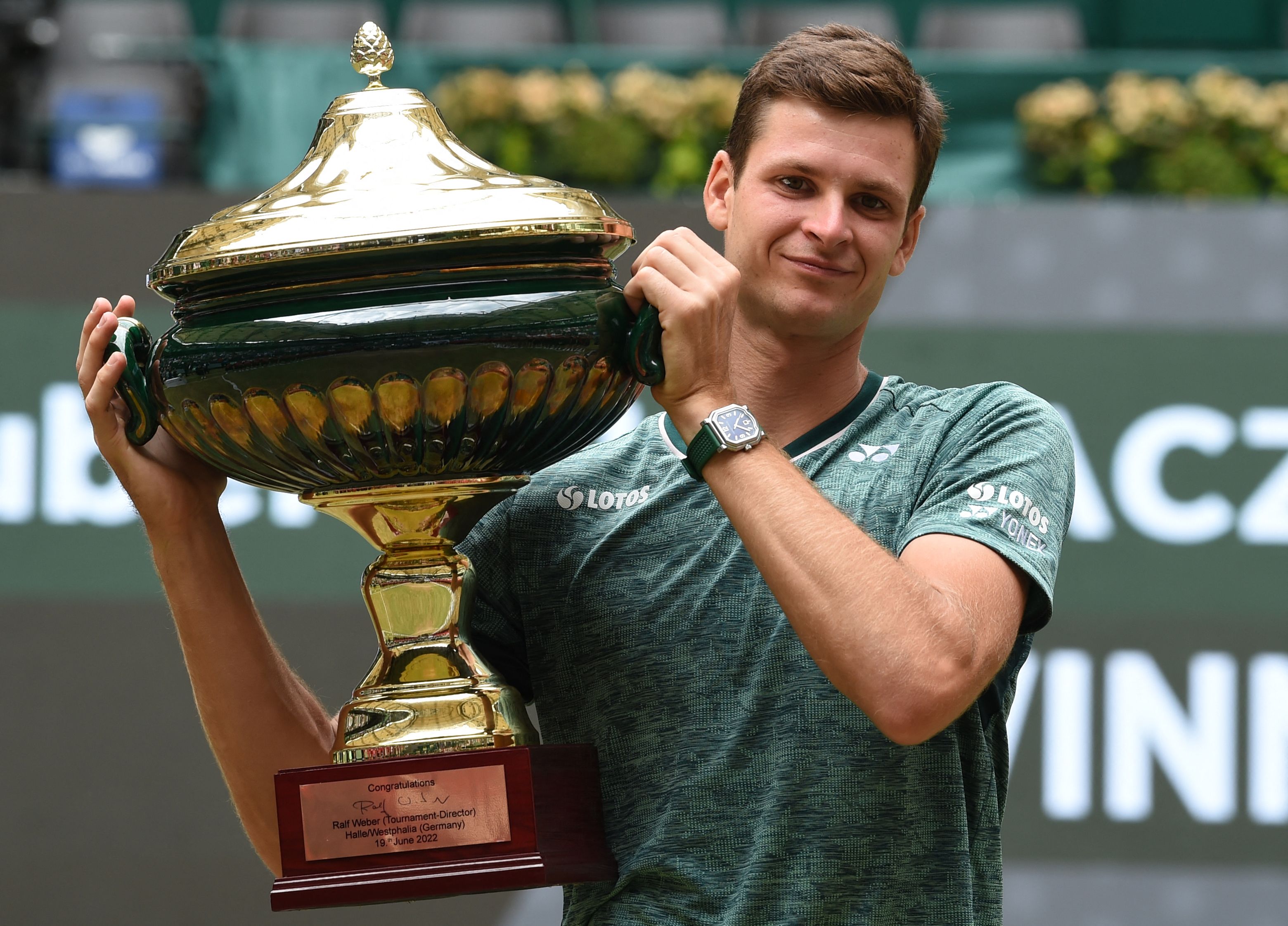 Petenis Polandia Hubert Hurkacz berpose dengan trofi yang dimenangkannya usai menjadi juara di turnamen ATP 500 Halle.