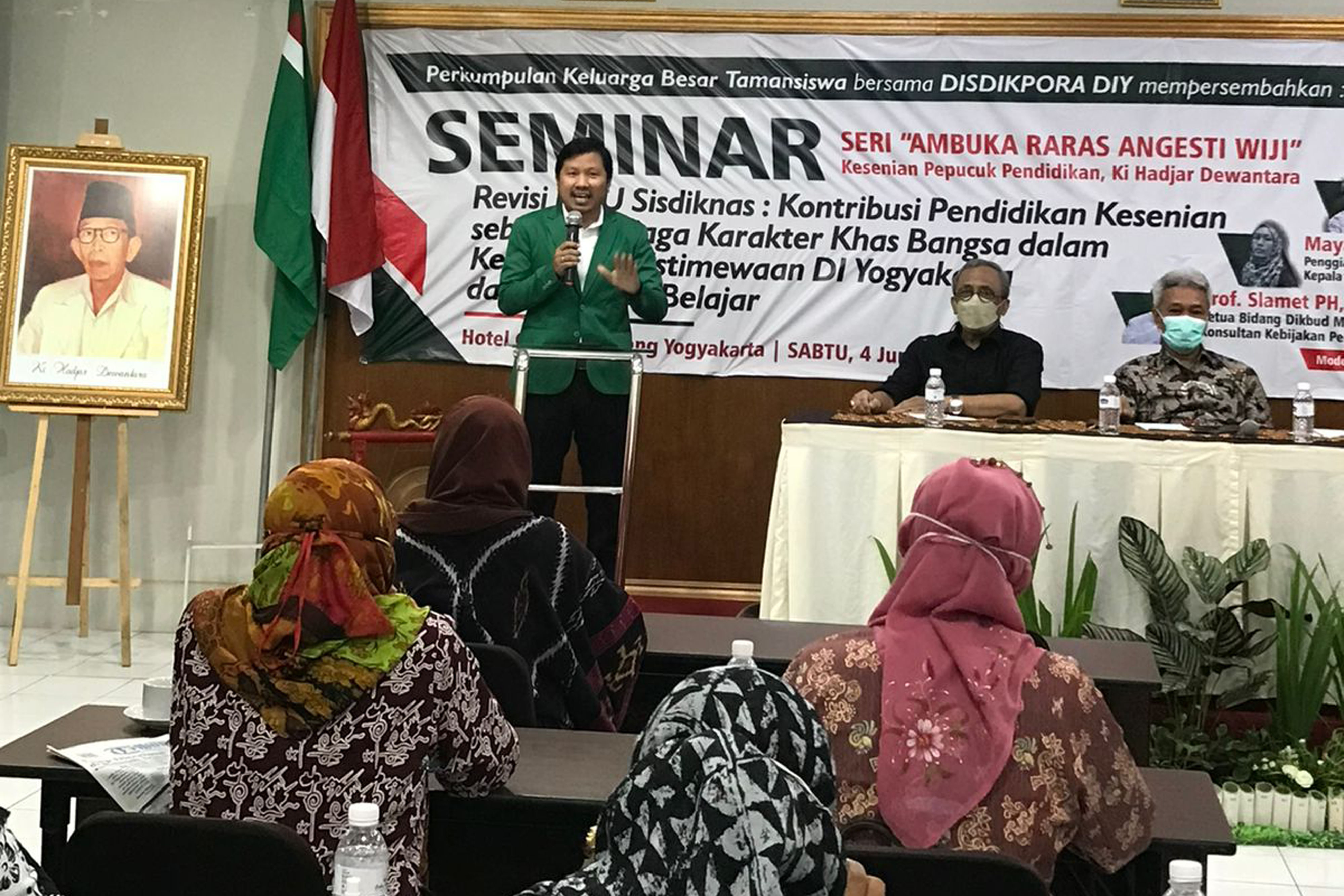 Seminar tentang Revisi UU Sisdiknas.